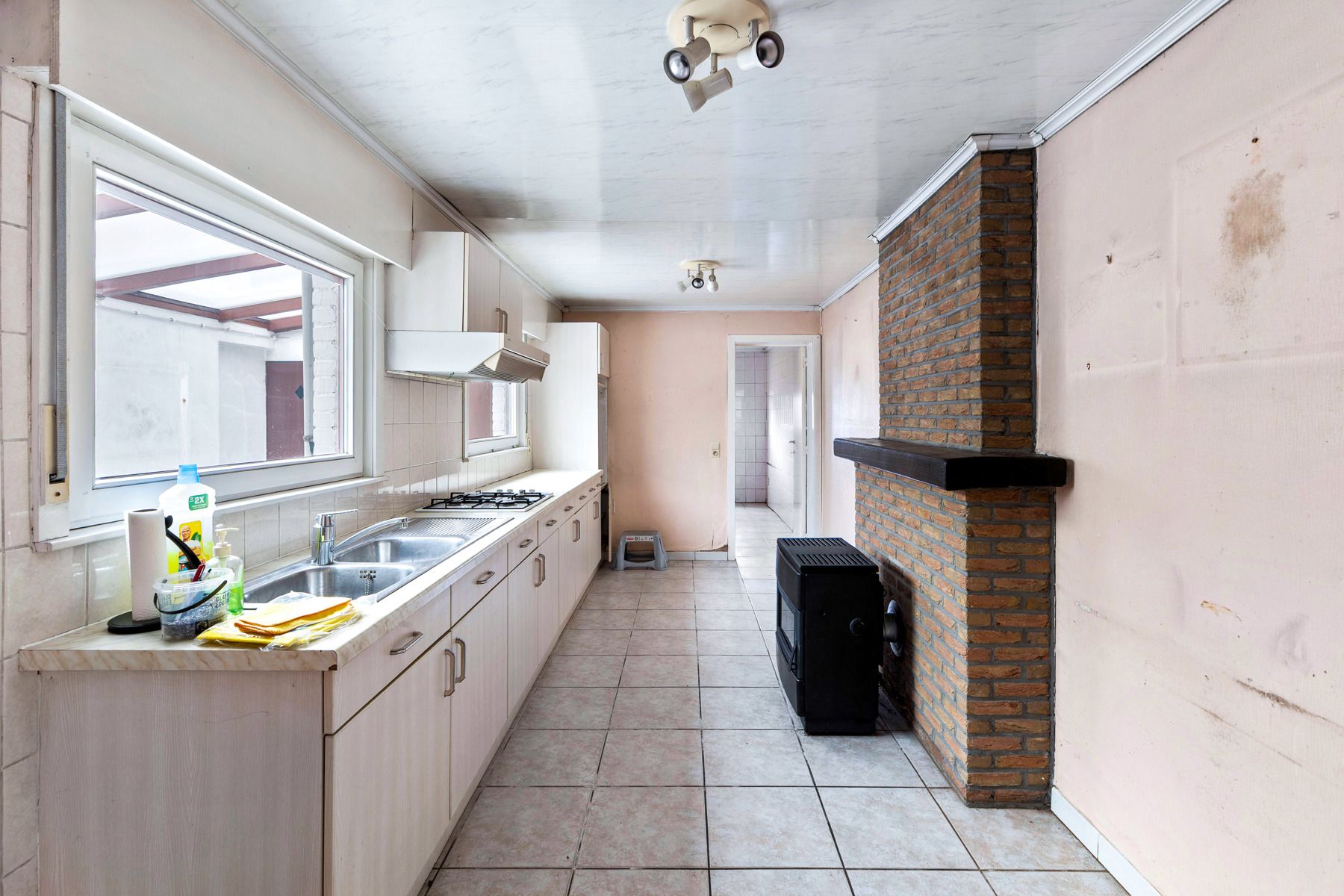 Te renoveren woning in bijzonder rustige straat in Aalter foto 5