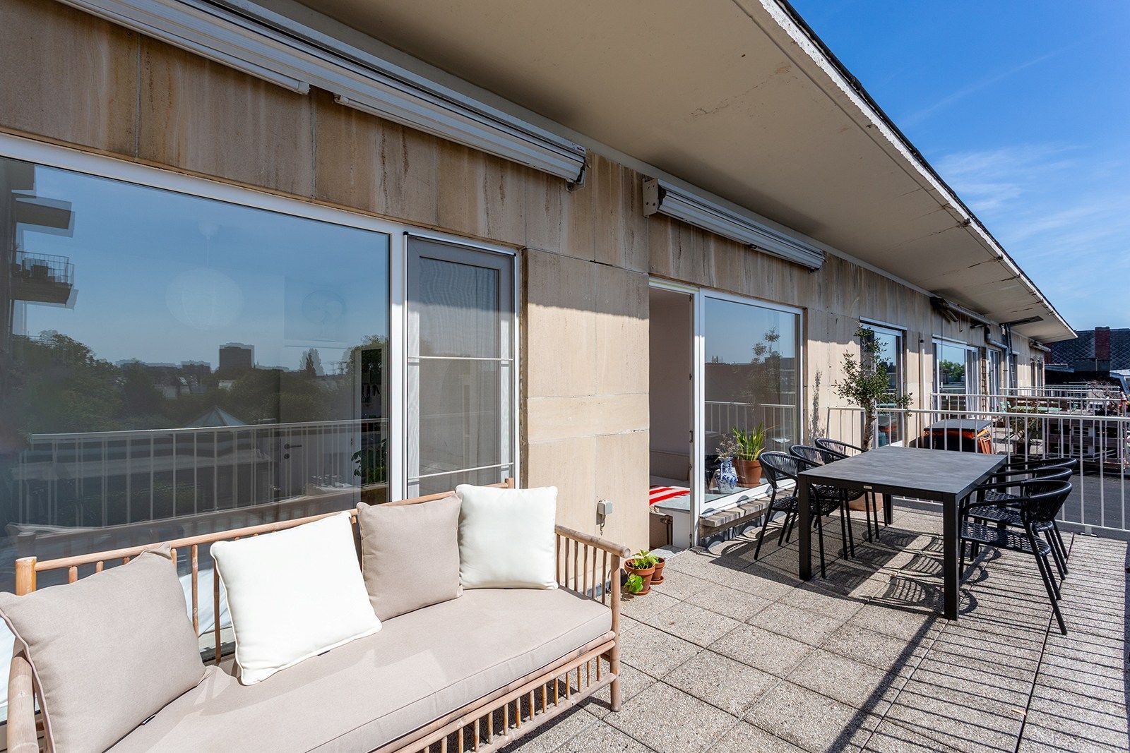 Instapklaar appartement met ruim terras  foto 13