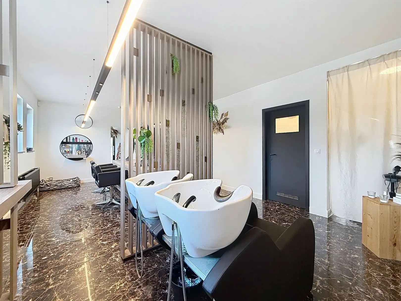 Huis met praktijkruimte, 4 slpks,  2 bdks, 10a 34ca foto 11