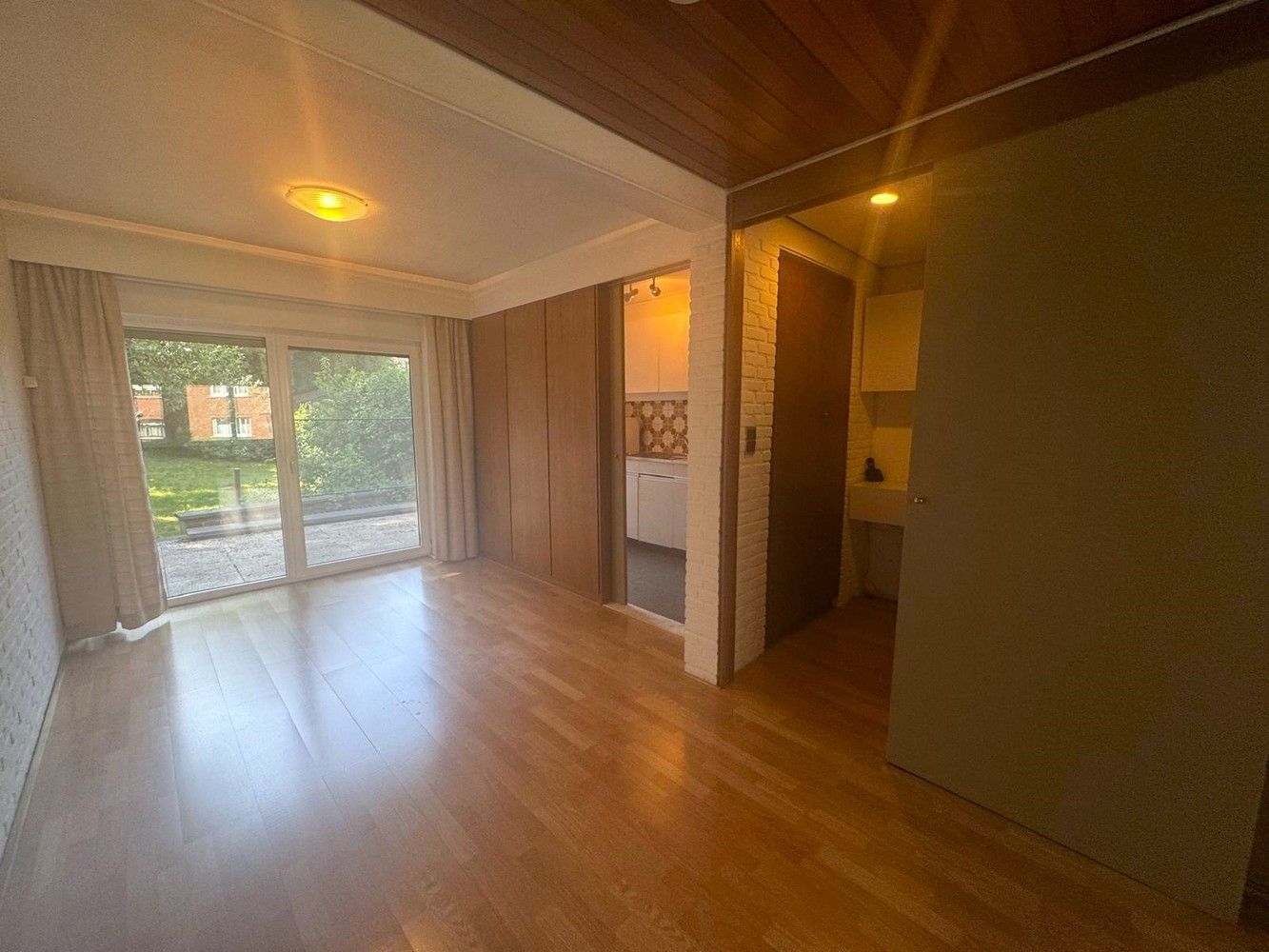 Zéér ruime rijwoning met terras en tuin nabij het centrum van Genk foto 4