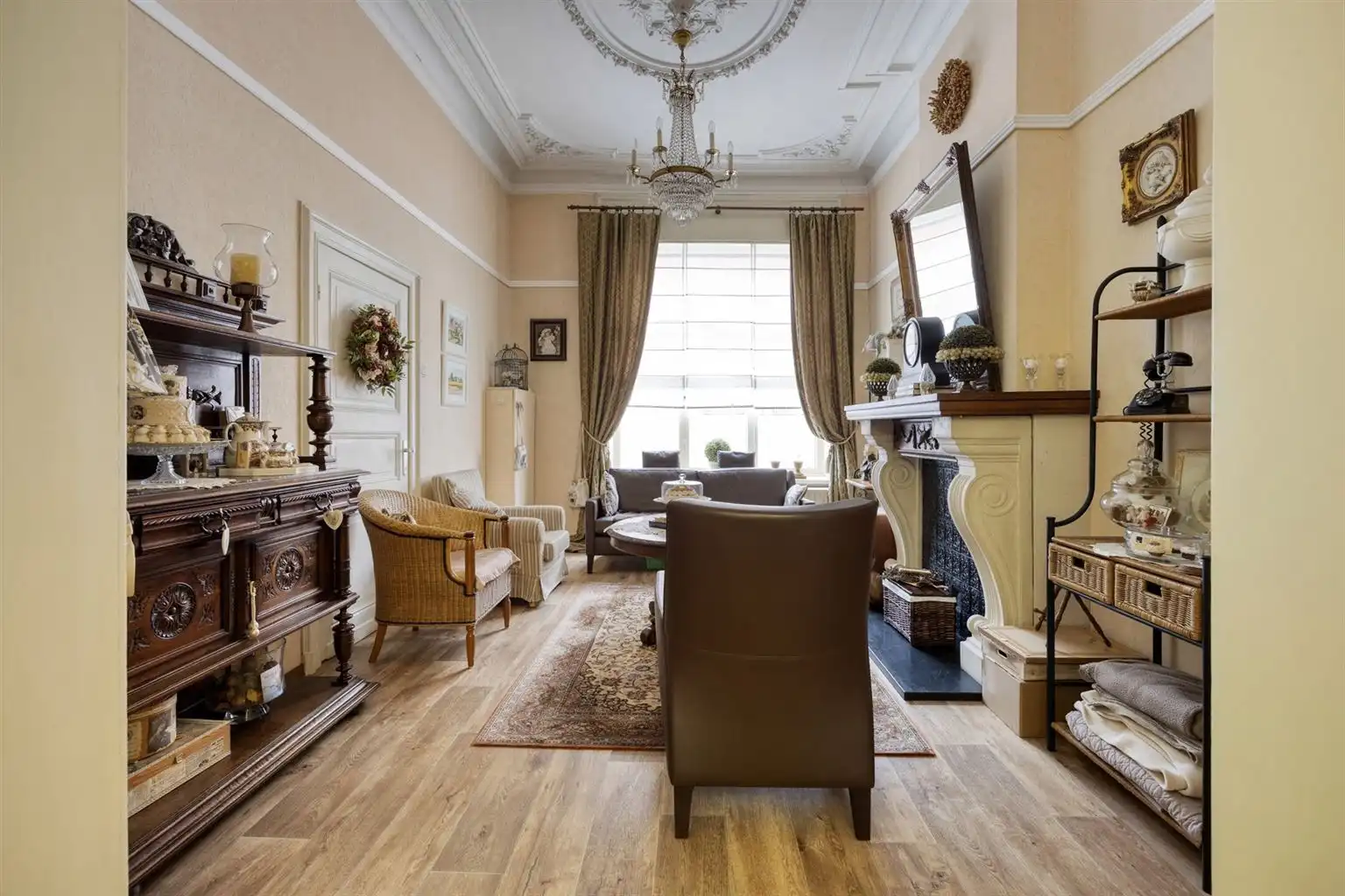 Prachtige karaktervolle stadswoning voorzien van 6 slaapkamers, ruime buitenkoer en vrijstaande garage in het centrum van Maaseik.  foto 6