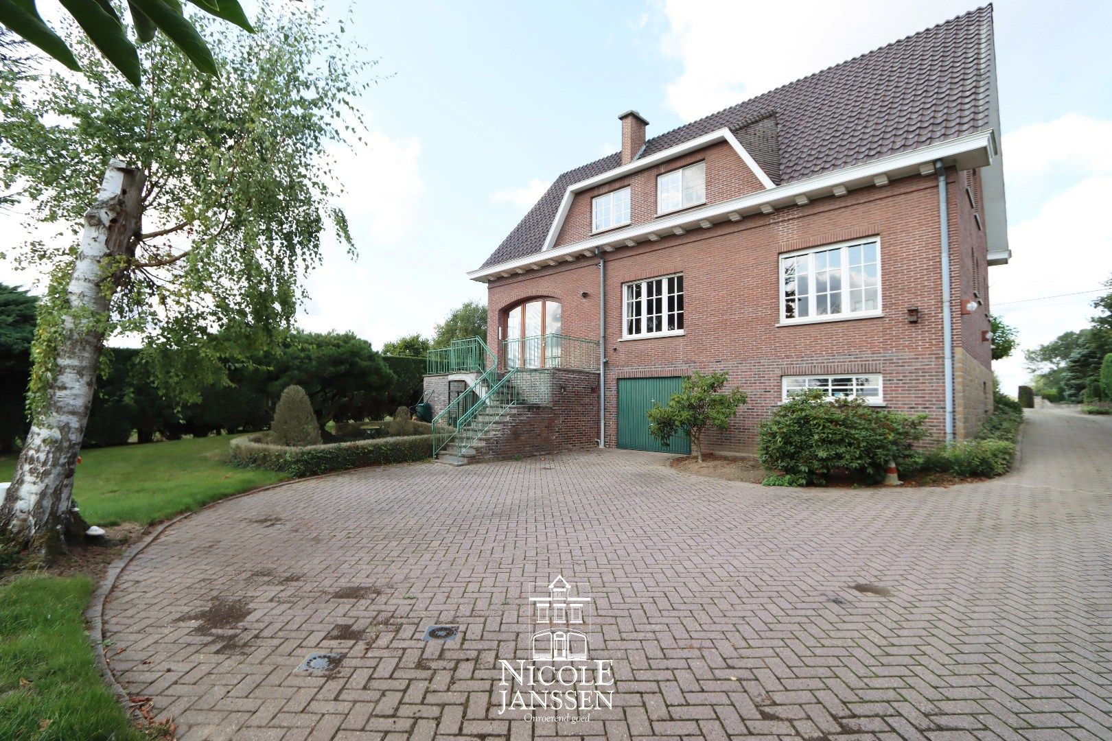 Stijlvolle vrijstaande woning met veel karakter en potentie foto 25