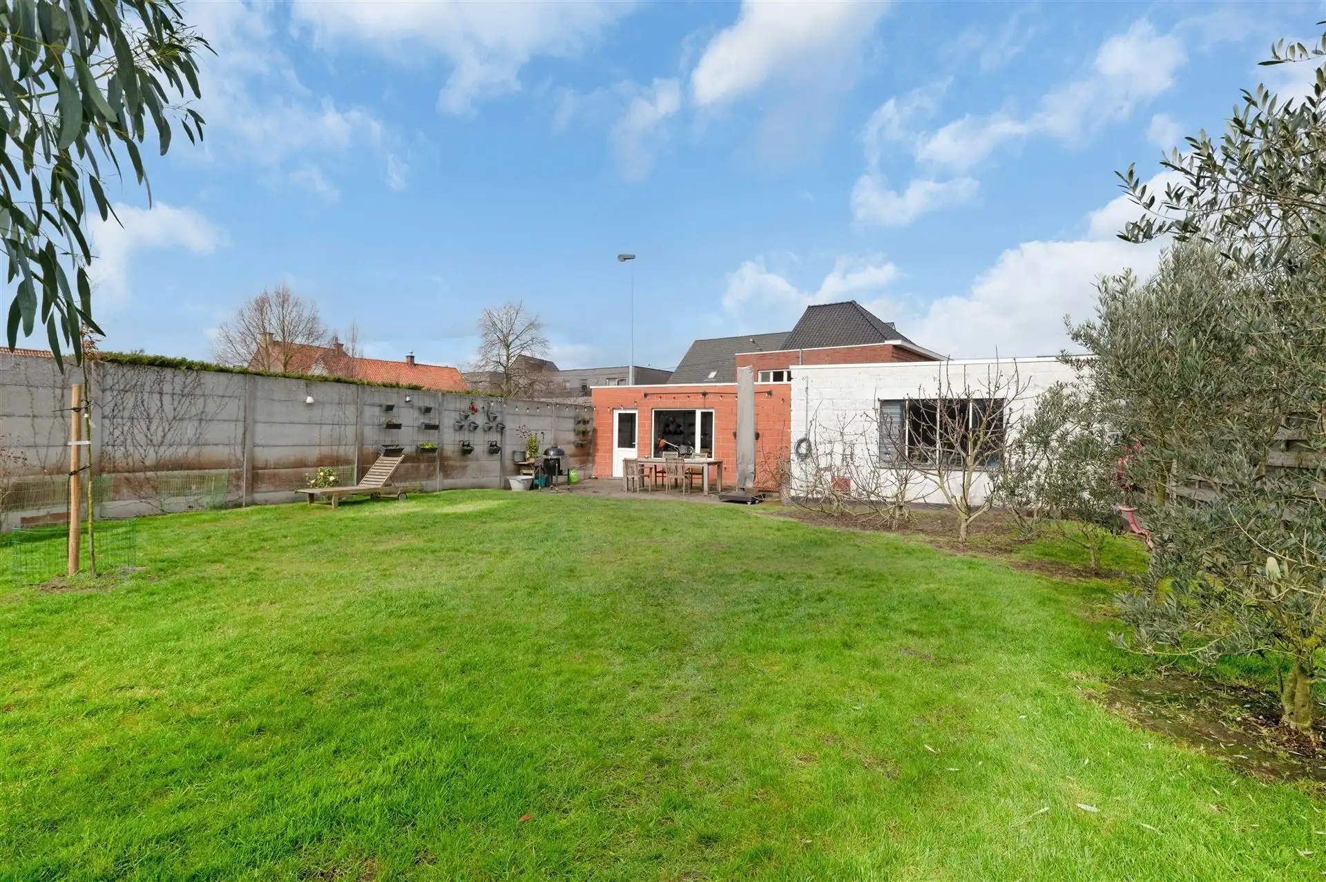 Ruime geziswoning met dubbele garage foto 13