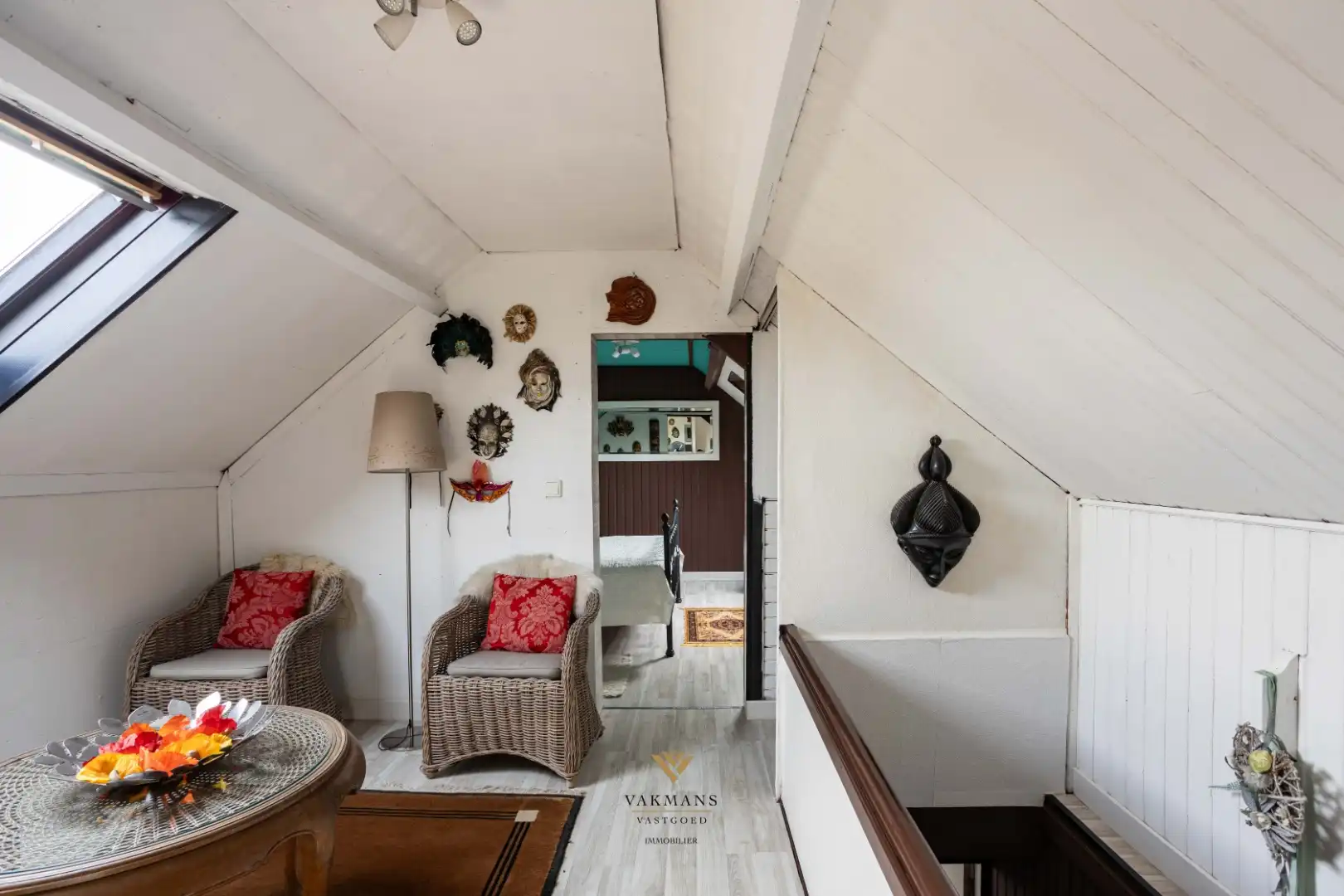 Ruime alleenstaande woning met garage in heuvelachtige omgeving foto 33