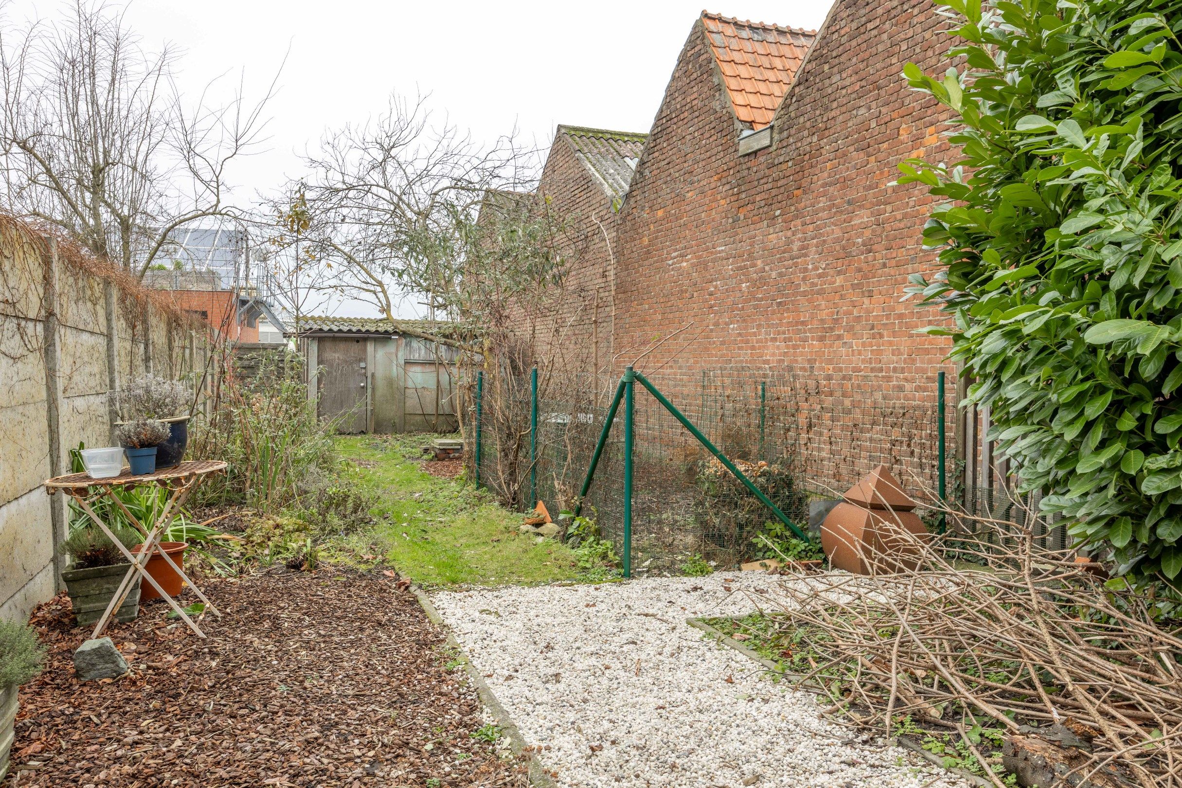 TE RENOVEREN WONING MET GARAGE EN UITWEG foto 2