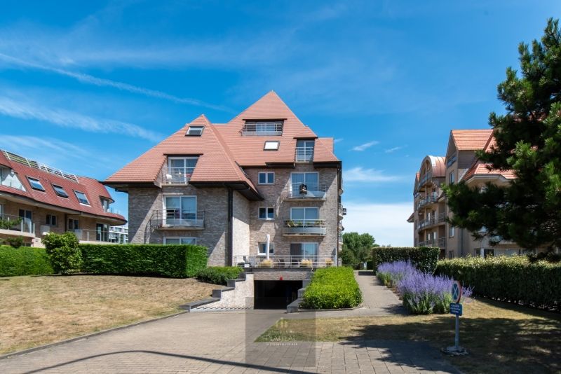 Ruim zongericht appartement met 2 slaapkamers. foto {{pictureIndex}}