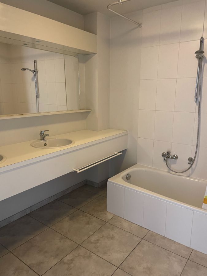 ruim instapklaar twee slaapkamer appartement met groot zongericht terras & gelijkvloerse garage foto 26