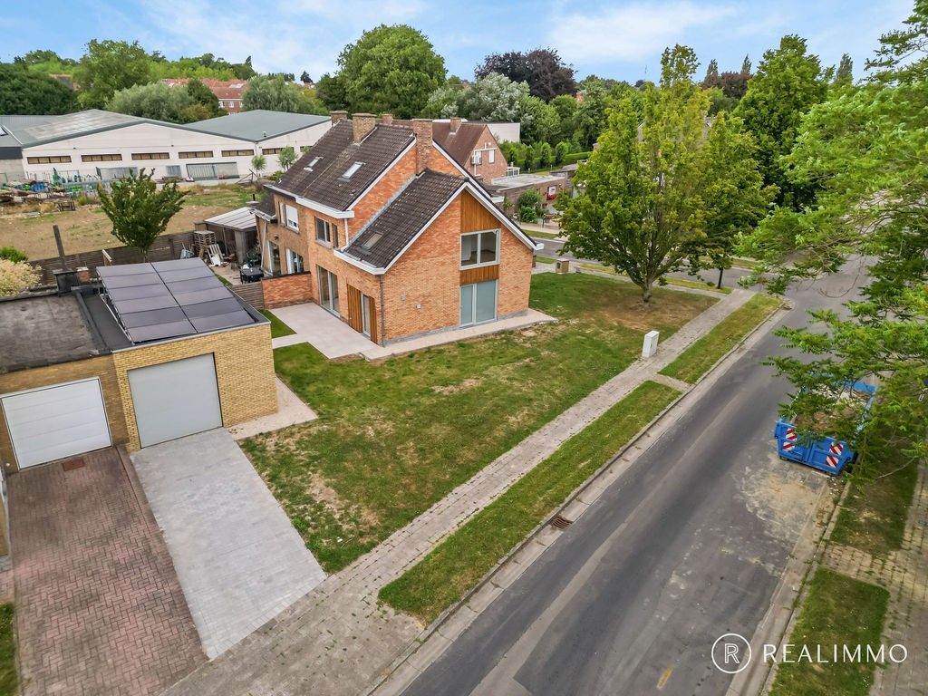 Instapklare topper met garage in Zwevegem! foto {{pictureIndex}}