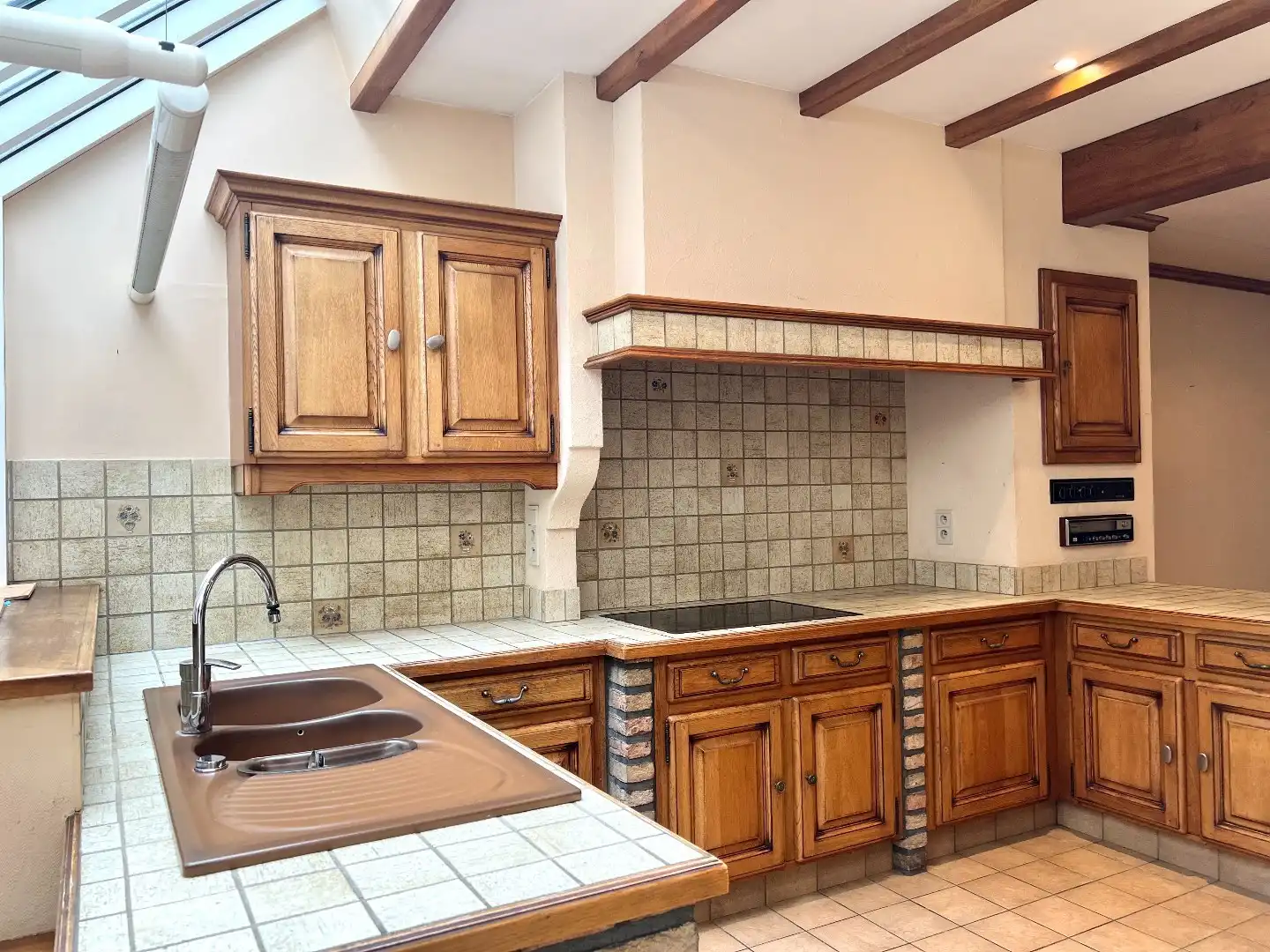 Ruime hoekwoning met handelsruimte en tal van mogelijkheden! foto 4