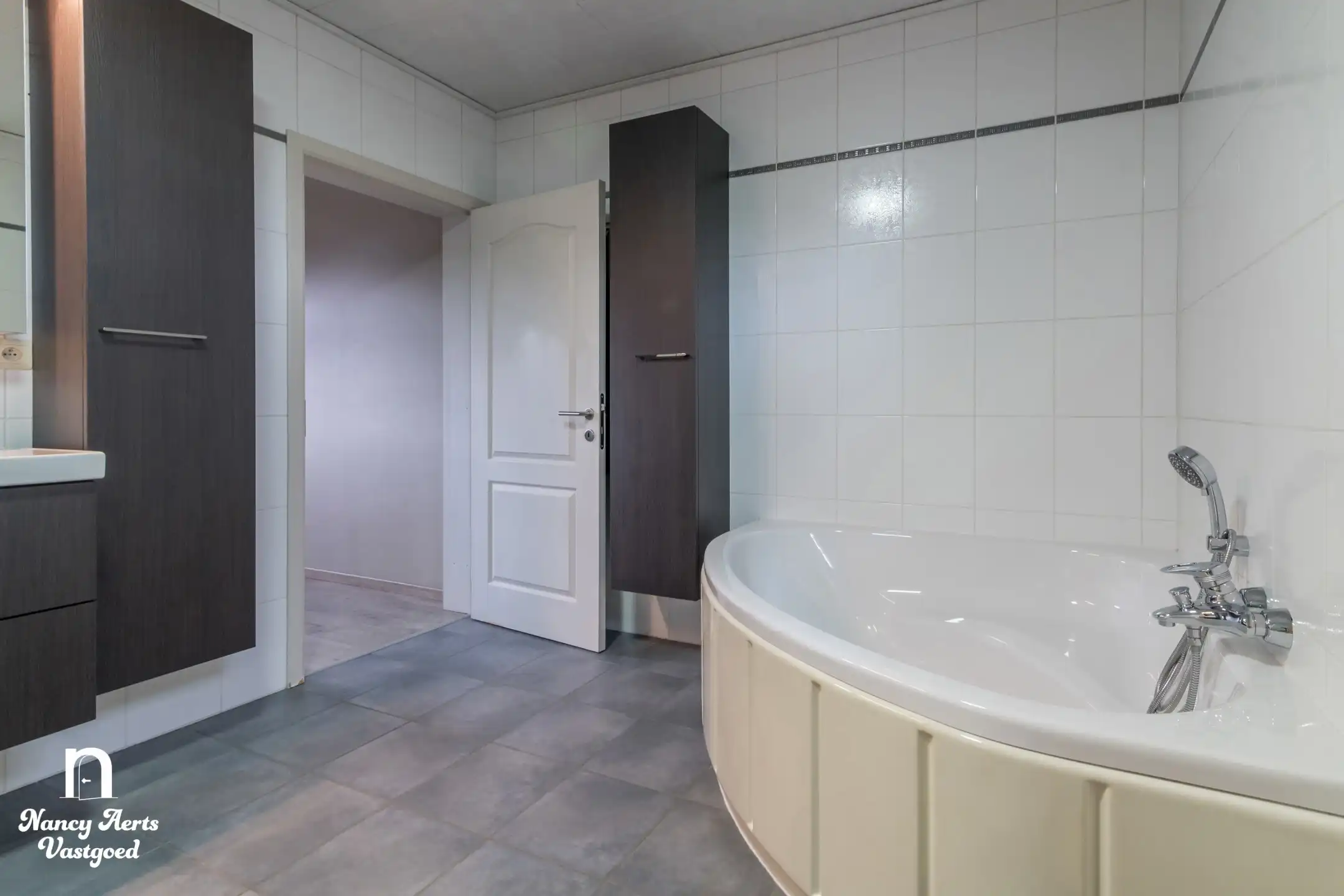 Ruime villa met praktijkruimte, kelder en zonnige tuin foto 43