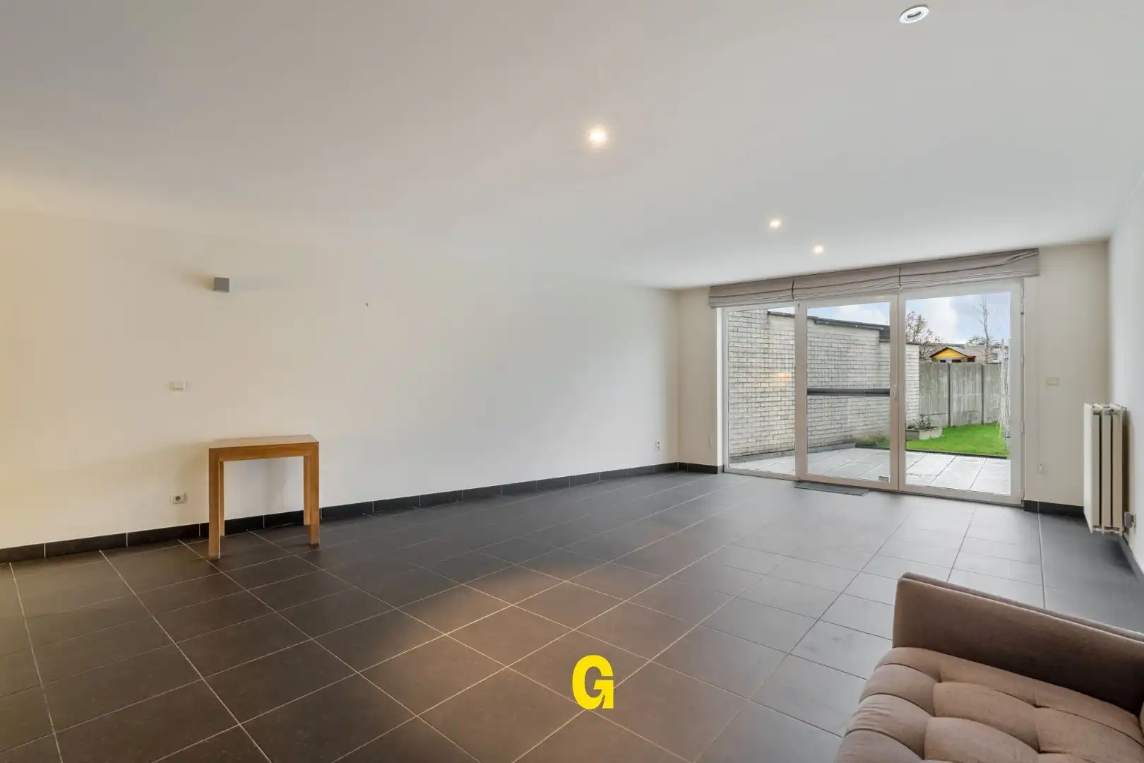 Degelijke instapklare rijwoning met drie slaapkamers, inpandige garage en tuin met terras vlakbij het centrum van Bilzen foto 4