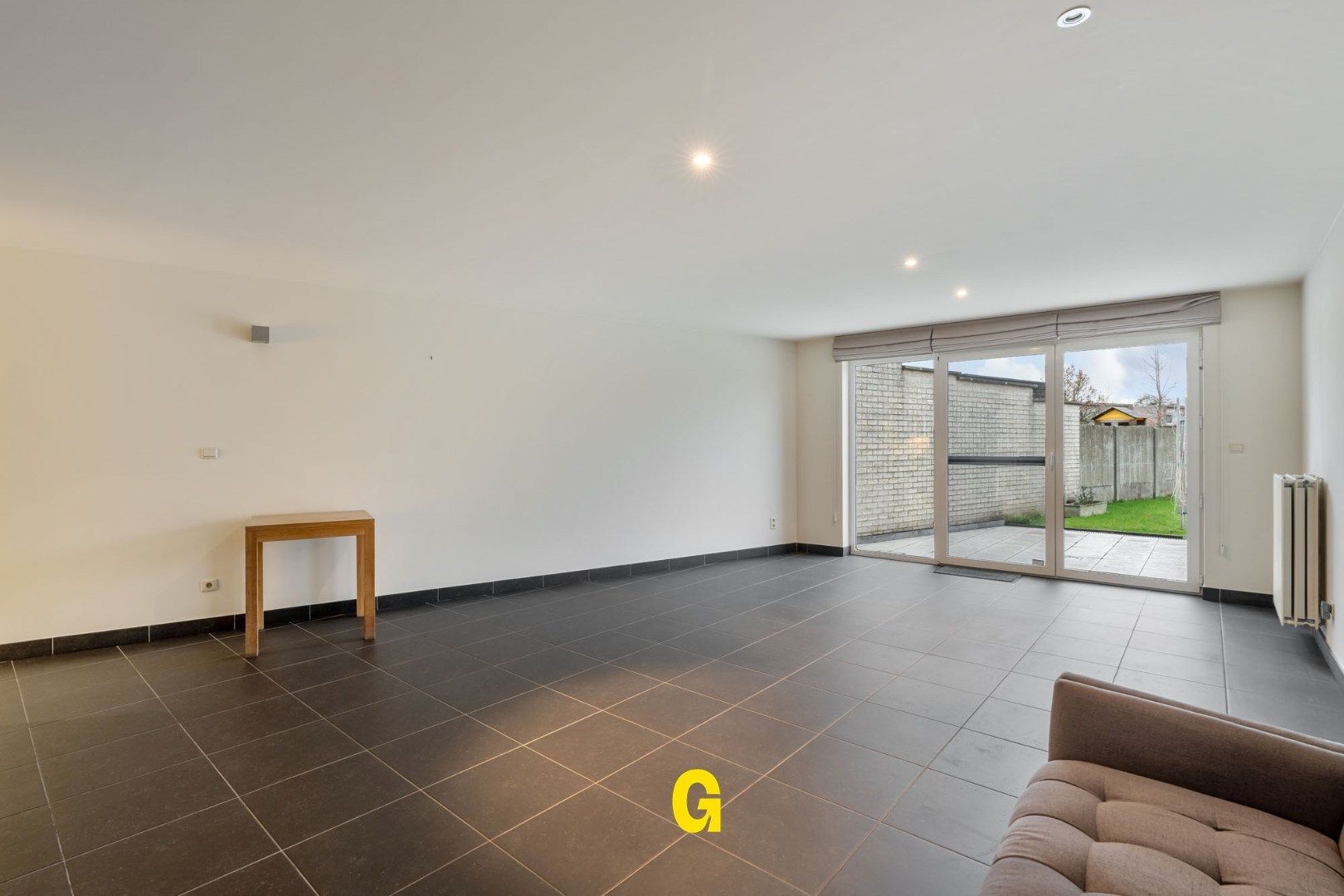 Degelijke instapklare rijwoning met drie slaapkamers, inpandige garage en tuin met terras vlakbij het centrum van Bilzen foto 4