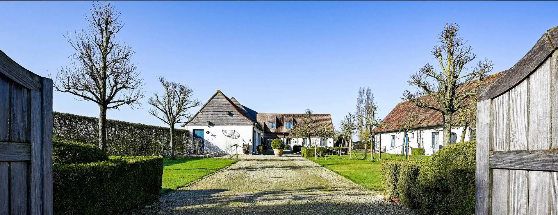 Idyllisch gelegen landgoed, voormalige hoeve, met karakterwoning, vakantieverblijf/boutique B & B met 6 vergunde kamers, parking en weide op circa 1 ha foto 2