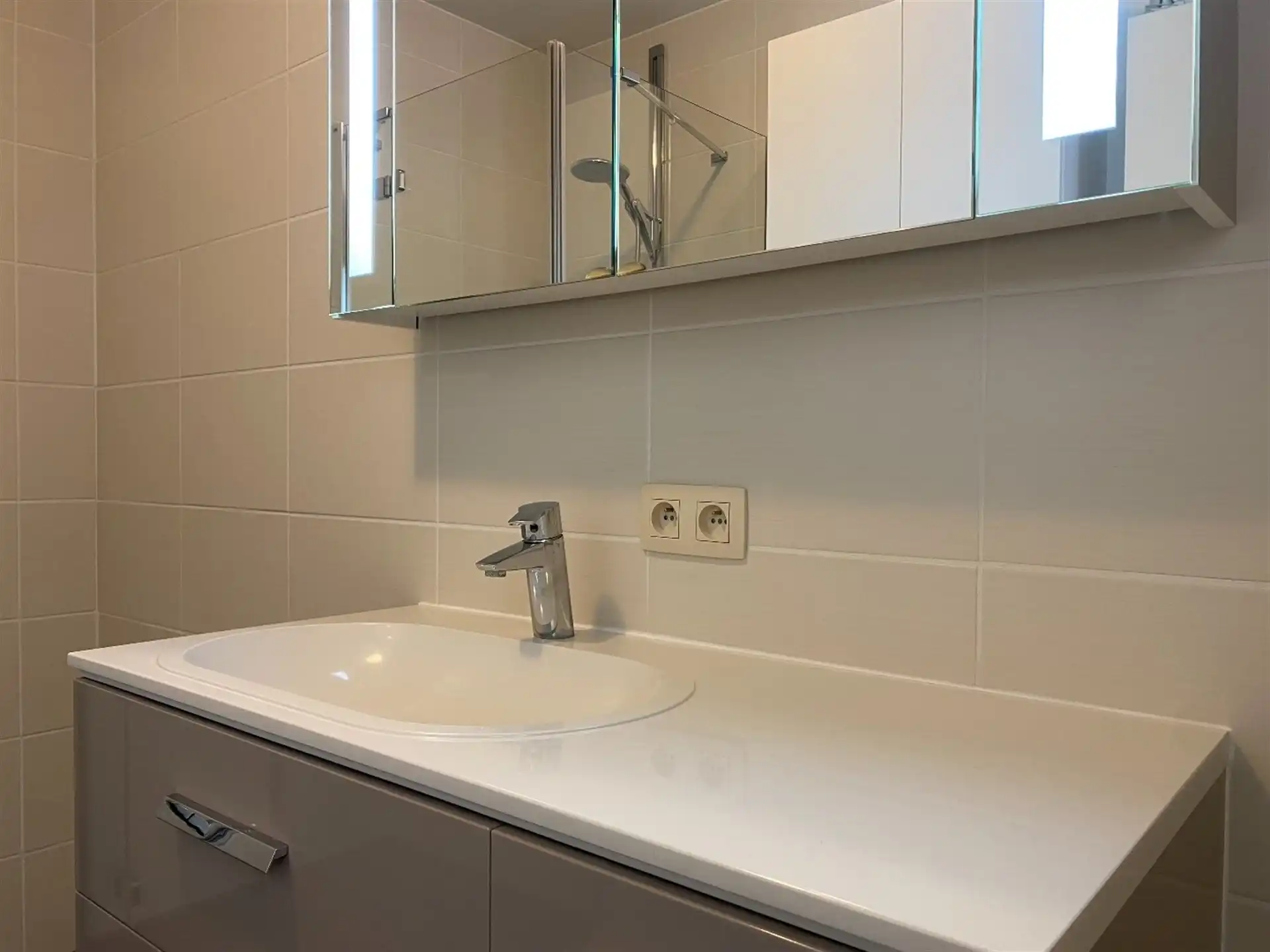 Instapklaar appartement met terras en garage. foto 24