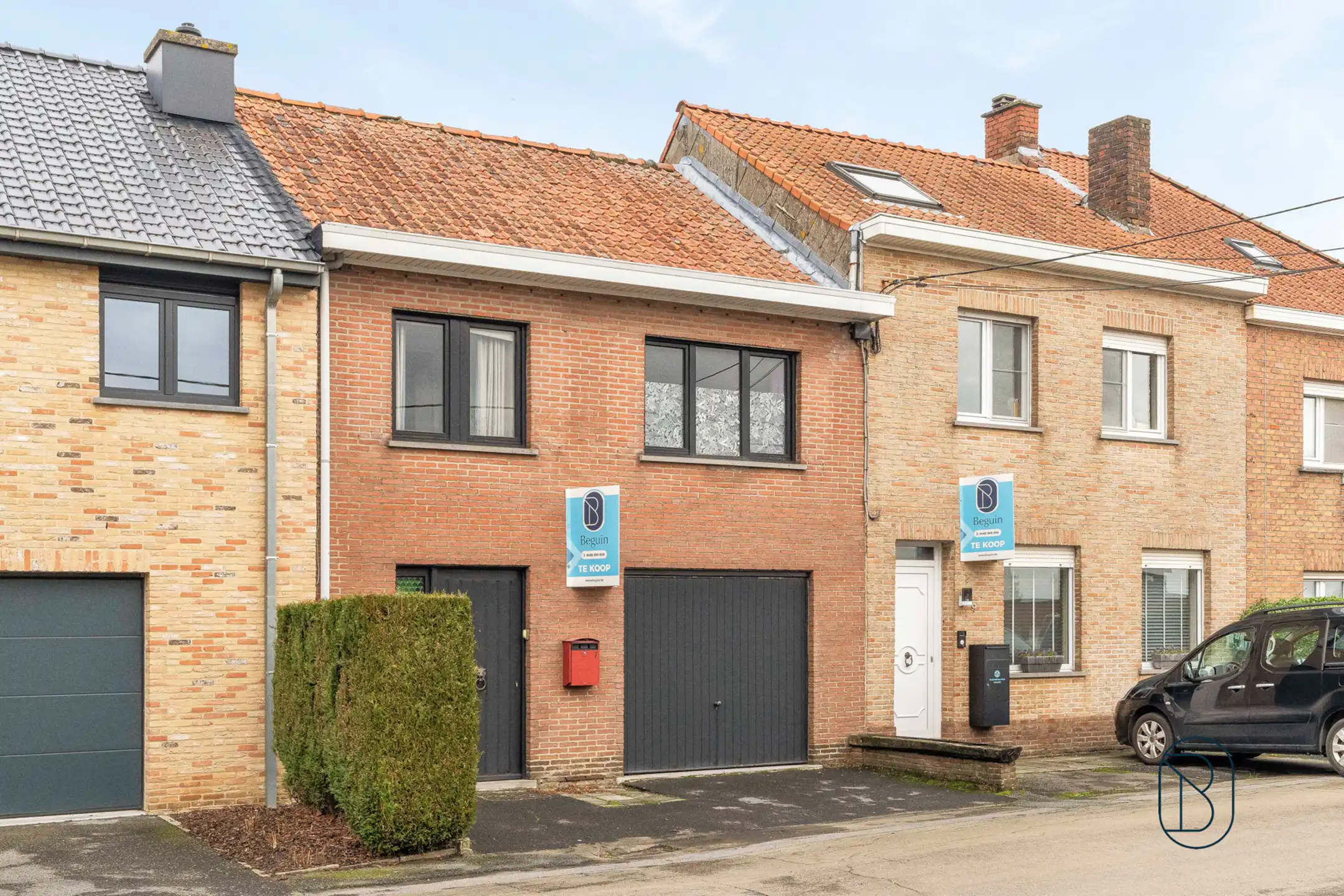 Woning met garage, oprit en tuin - veel potentieel foto 2