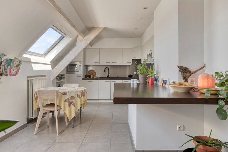 Ruim en charmant dakappartement met 3 slaapkamers en garage TE KOOP in hartje WAKKEN! foto 8