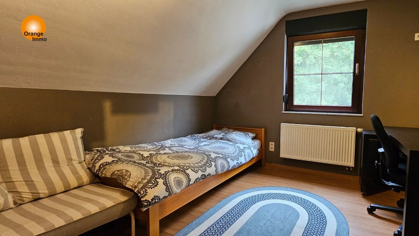 Woning met 4 slaapkamers, rustig gelegen in groene omgeving. foto 8