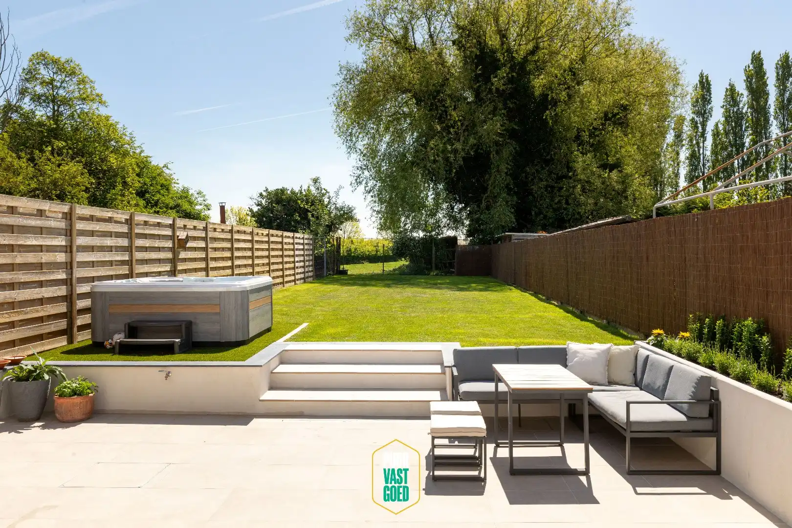 Prachtige, compleet gerenoveerde, zonnige woning met tuin foto 2