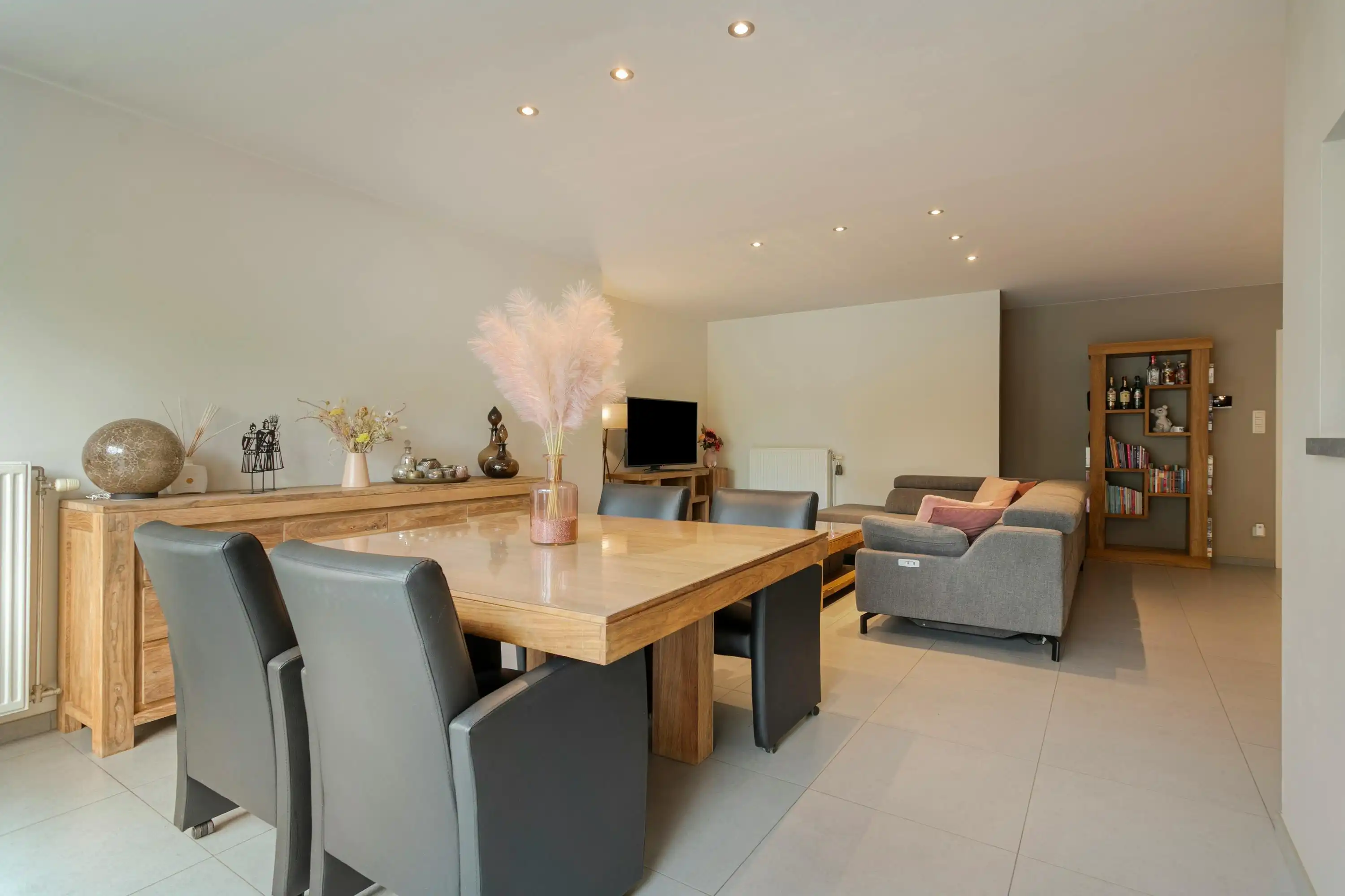 Ruim instapklaar huis: 4 slaapkamers, garage en grote tuin foto 5