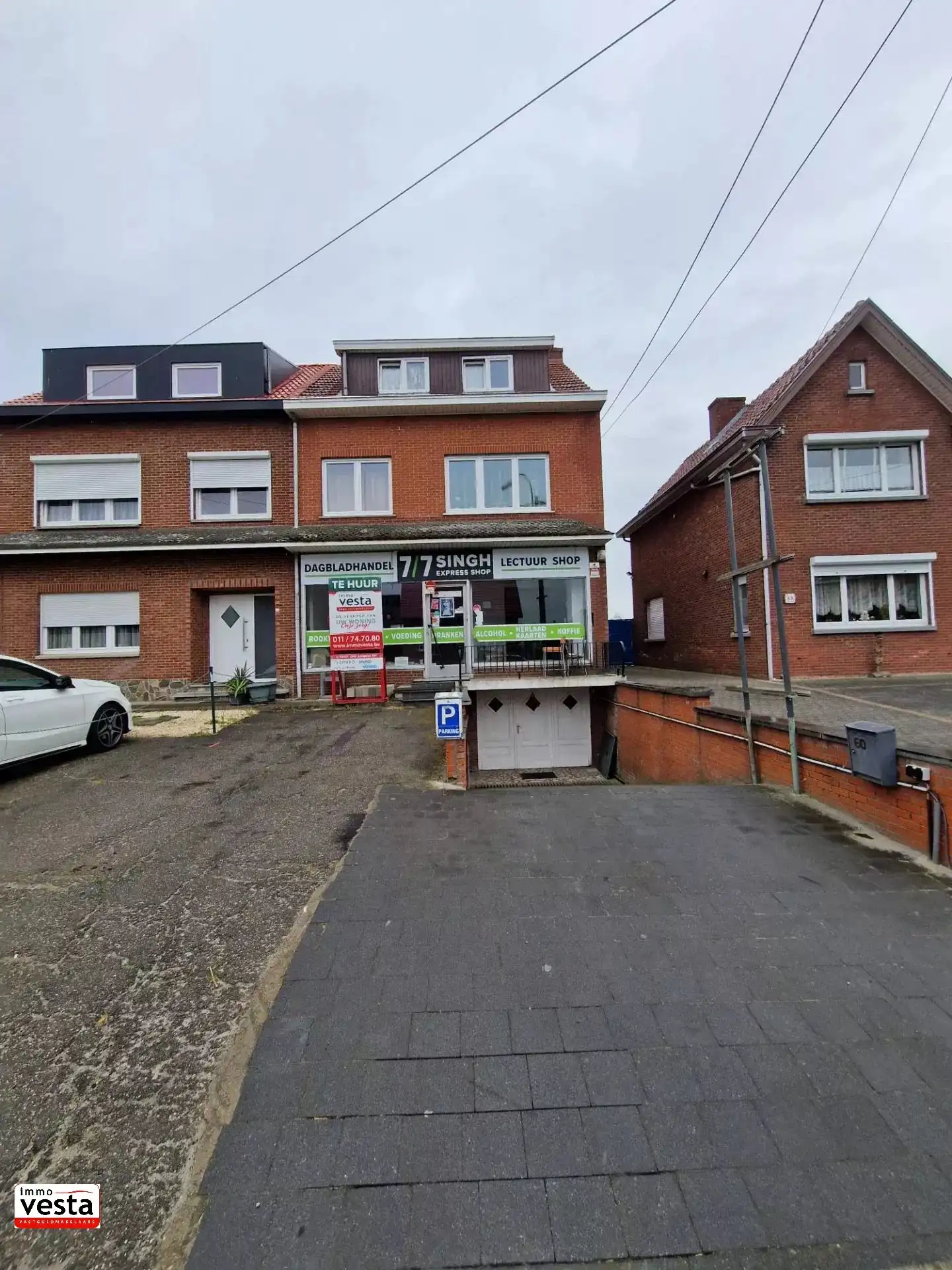 Handelspand met winkelruimte en parking foto {{pictureIndex}}