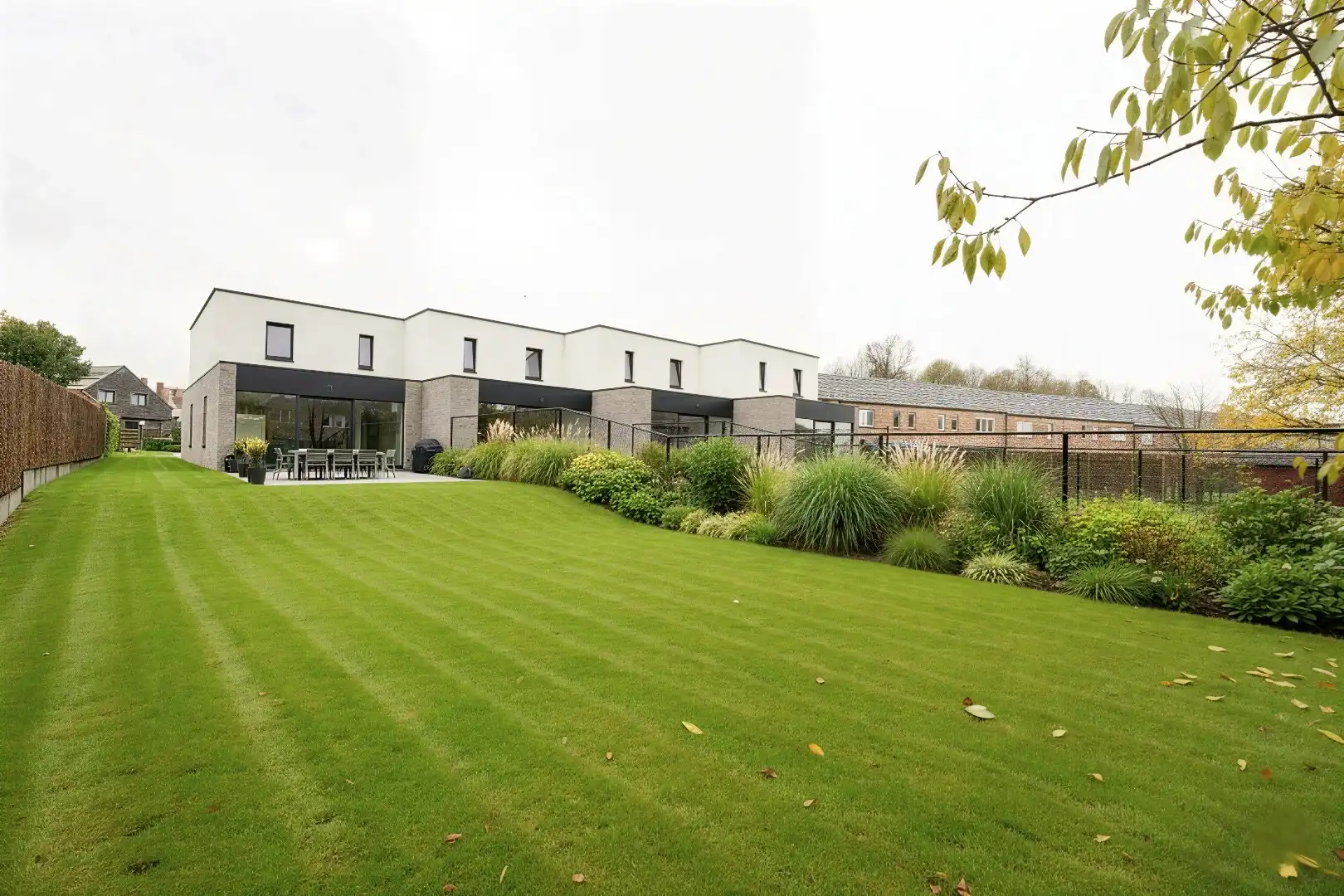 HALFOPEN RUIME GEZINSWONING MET ZEER GROTE TUIN foto {{pictureIndex}}