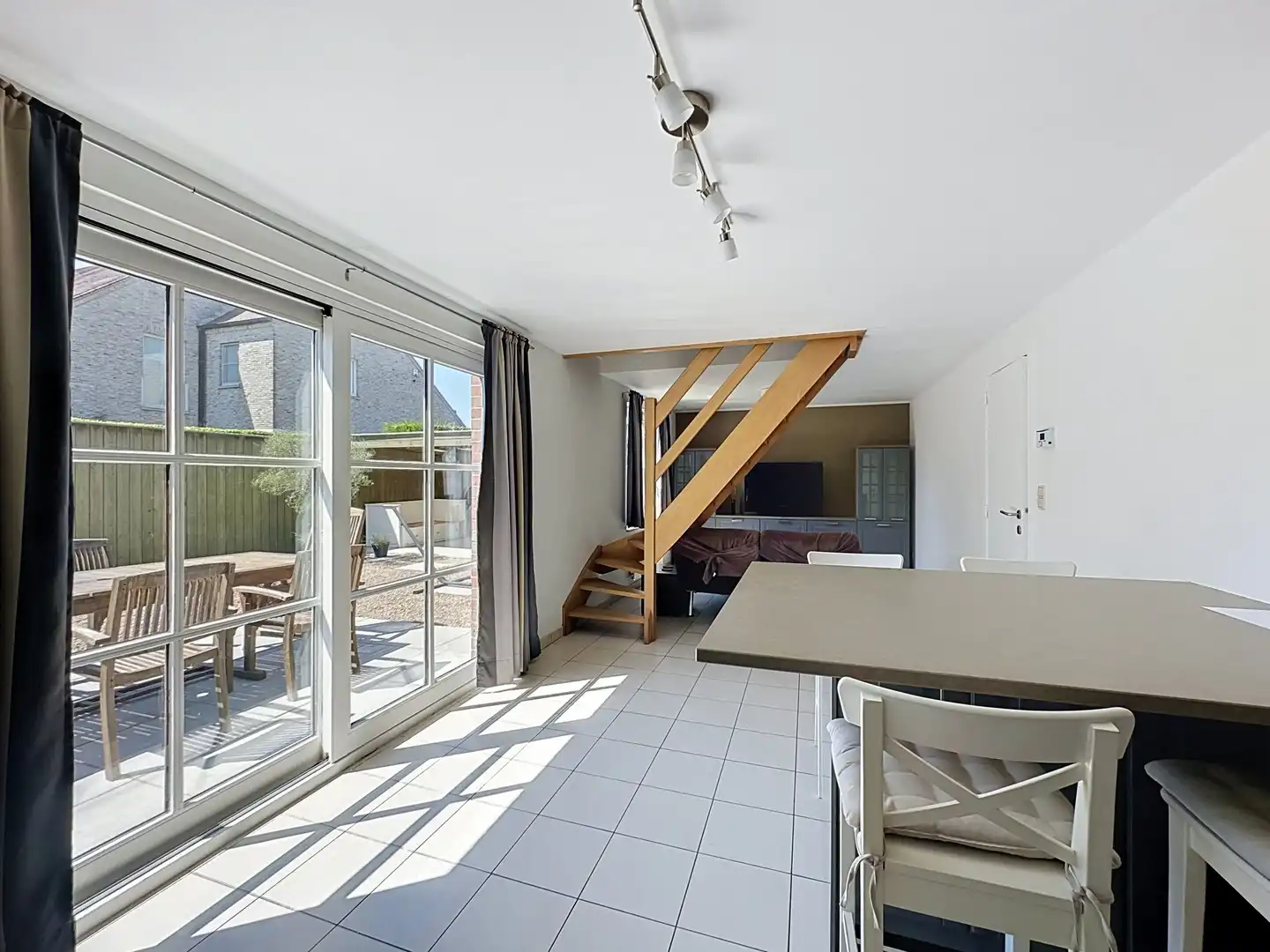 Verzorgde vakantiewoning met onderhoudsvriendelijke tuin en parking. foto 4