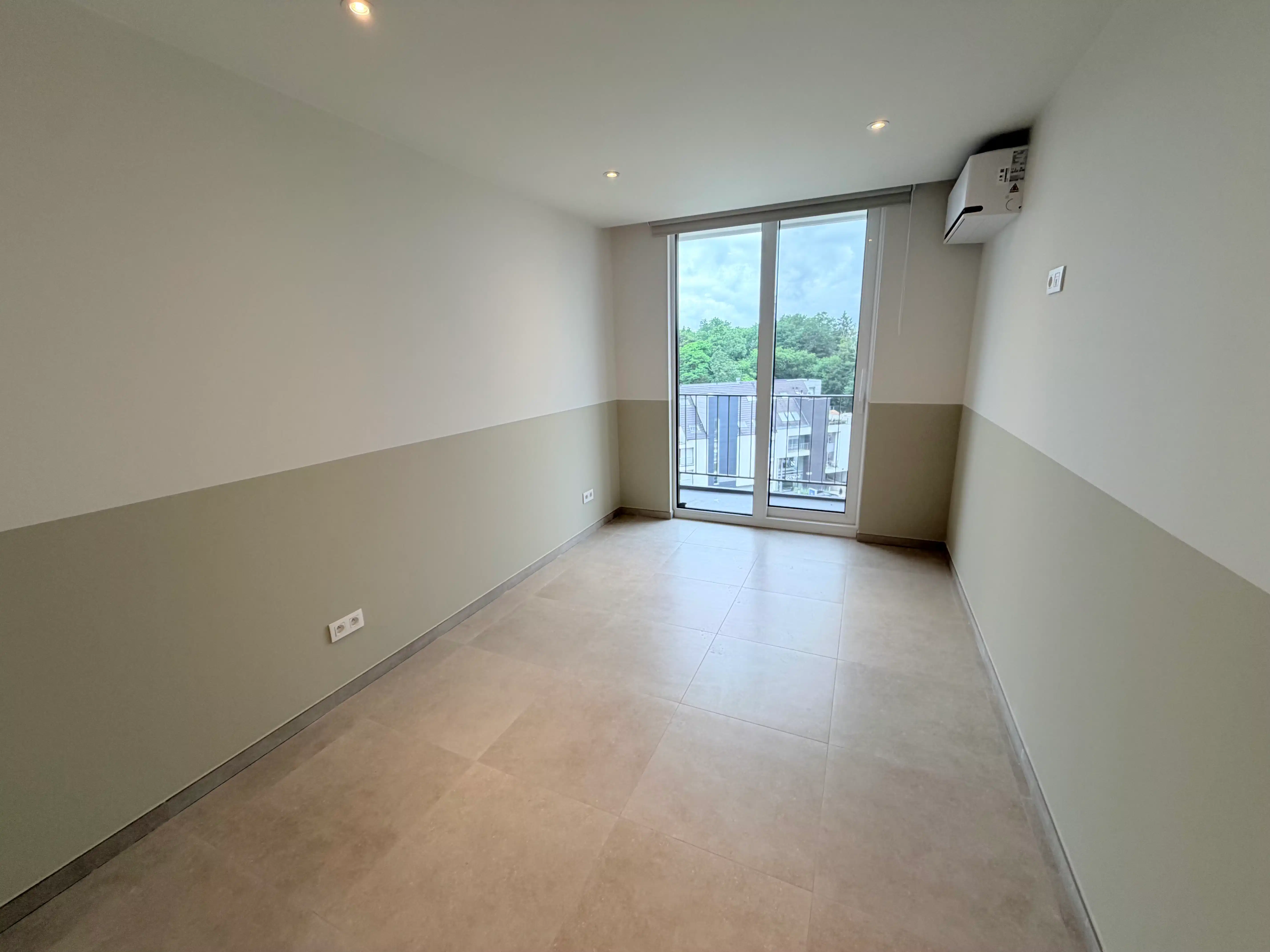 Genk - centrum : Volledig gerenoveerd, ruim en centraal gelegen appartement met 3 slaapkamers en 2 terrassen. foto 8