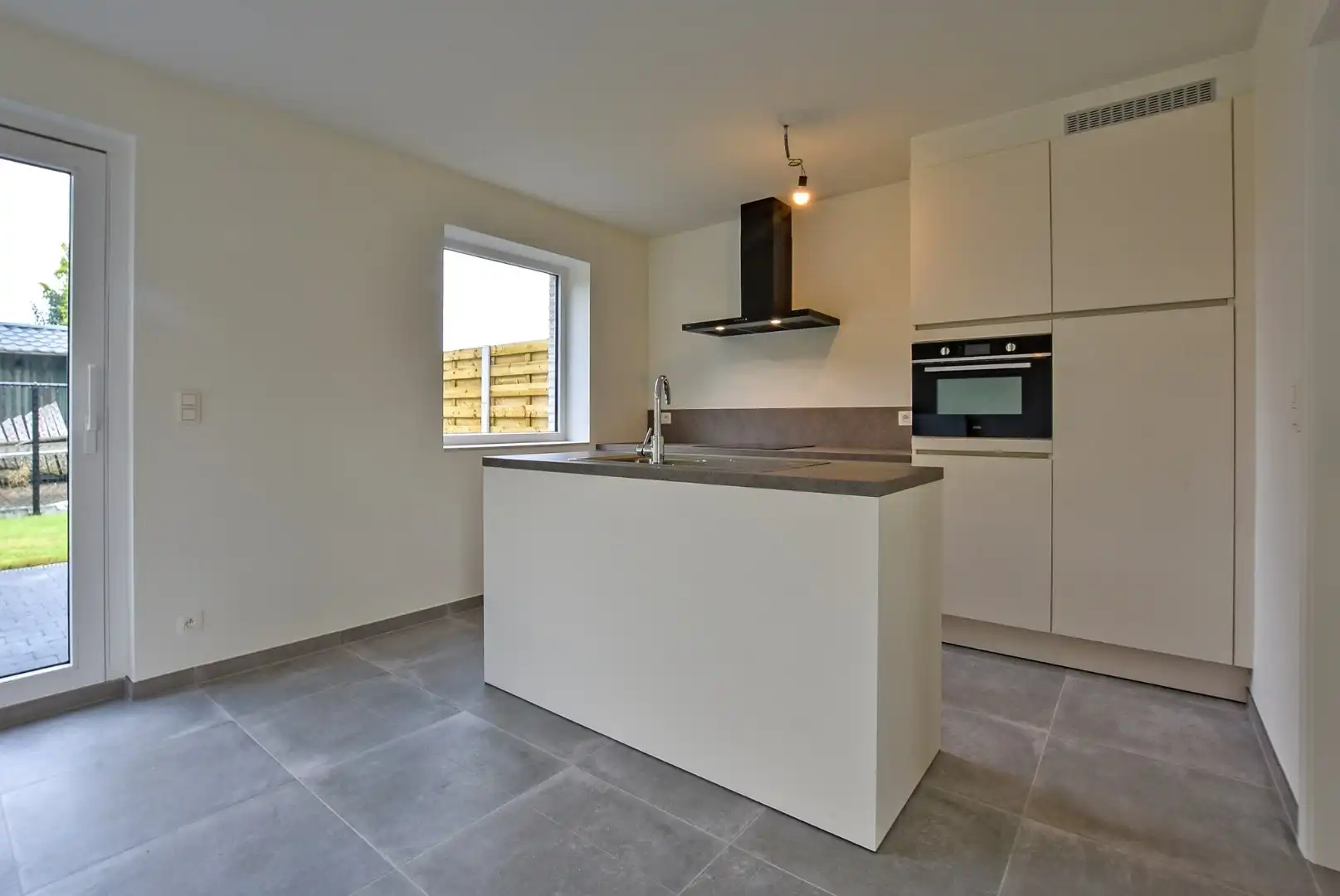 Ruime energiezuinige nieuwbouwwoning (2024) met inpandige garage op 193m² gelegen te Houthulst. foto 8
