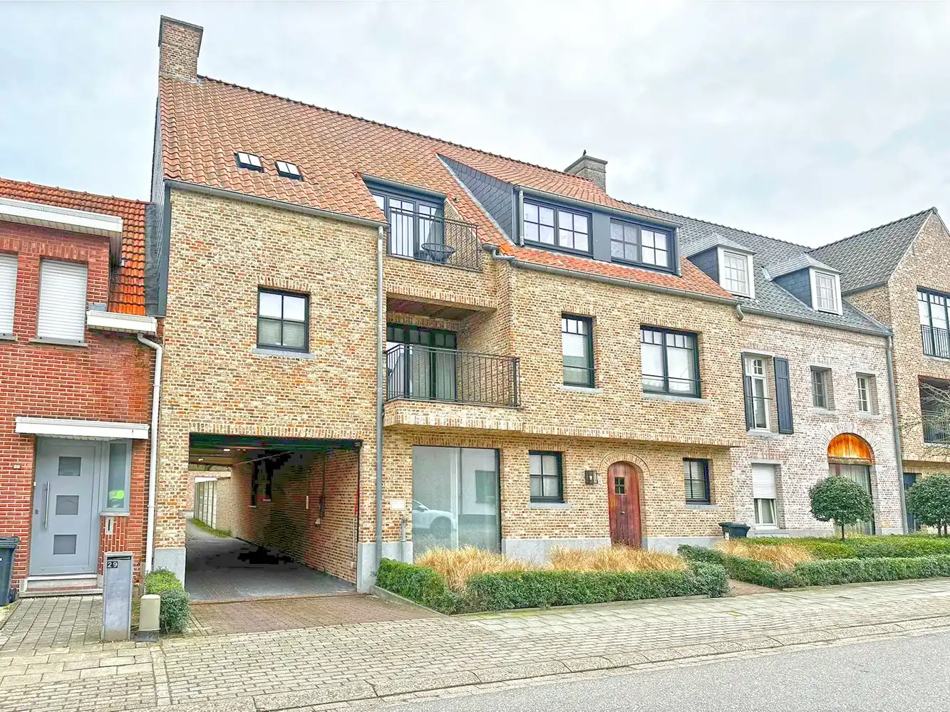 Luxueus appartement op de eerste verdieping op rustige centrumlocatie te 's Gravenwezel. foto {{pictureIndex}}