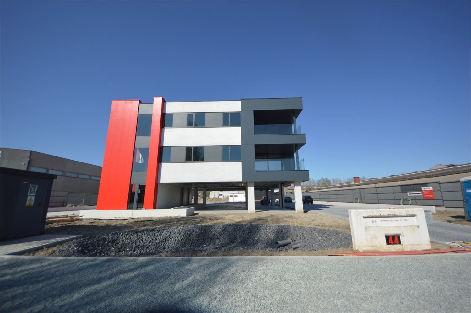 NIEUWBOUWKANTOREN MET PARKING NABIJ E40 foto 7