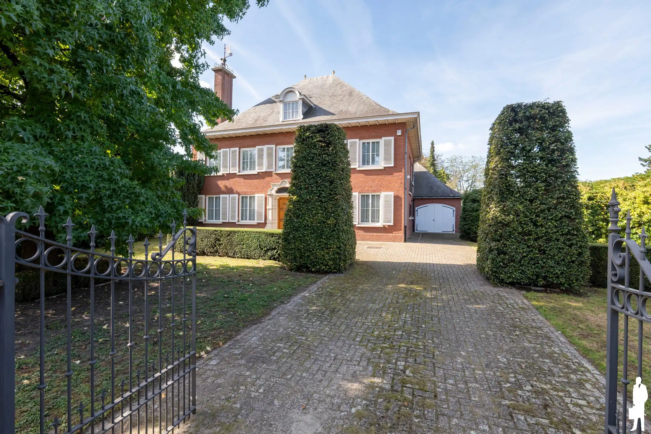 Unieke, statige villa met mooie parktuin nabij het centrum van Hoogstraten gelegen foto 3