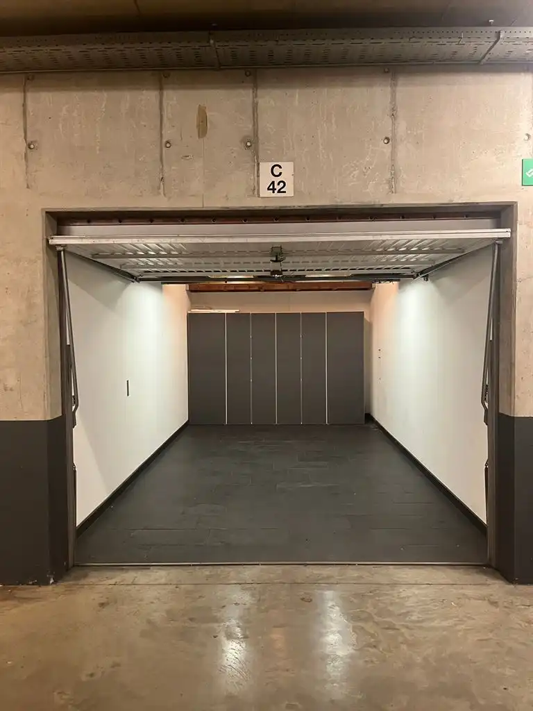 Prachtig appartement met 2 slaapkamers, terras en garagebox gelegen in Residentie Kloosterbempden, midden in het centrum van Maaseik. foto 14