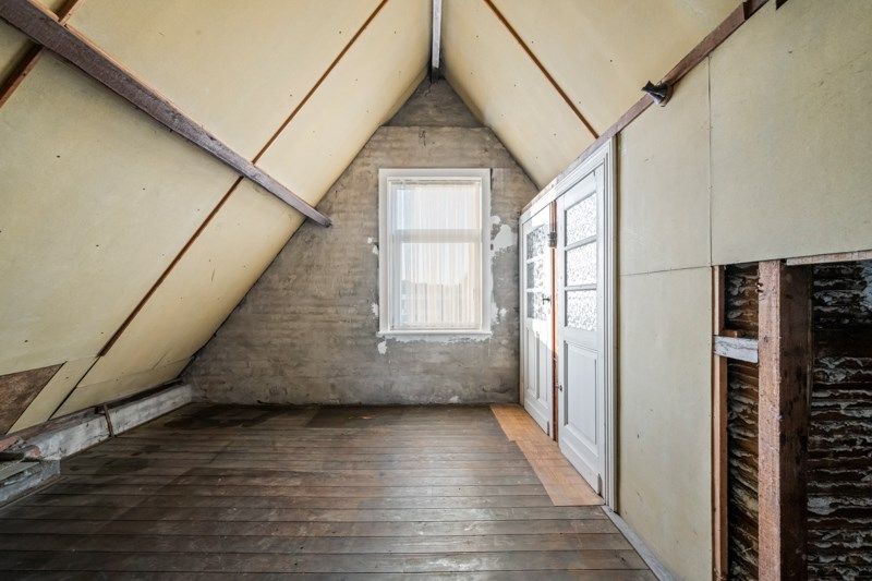 Te renoveren halfopen woning met veel potentieel foto 8