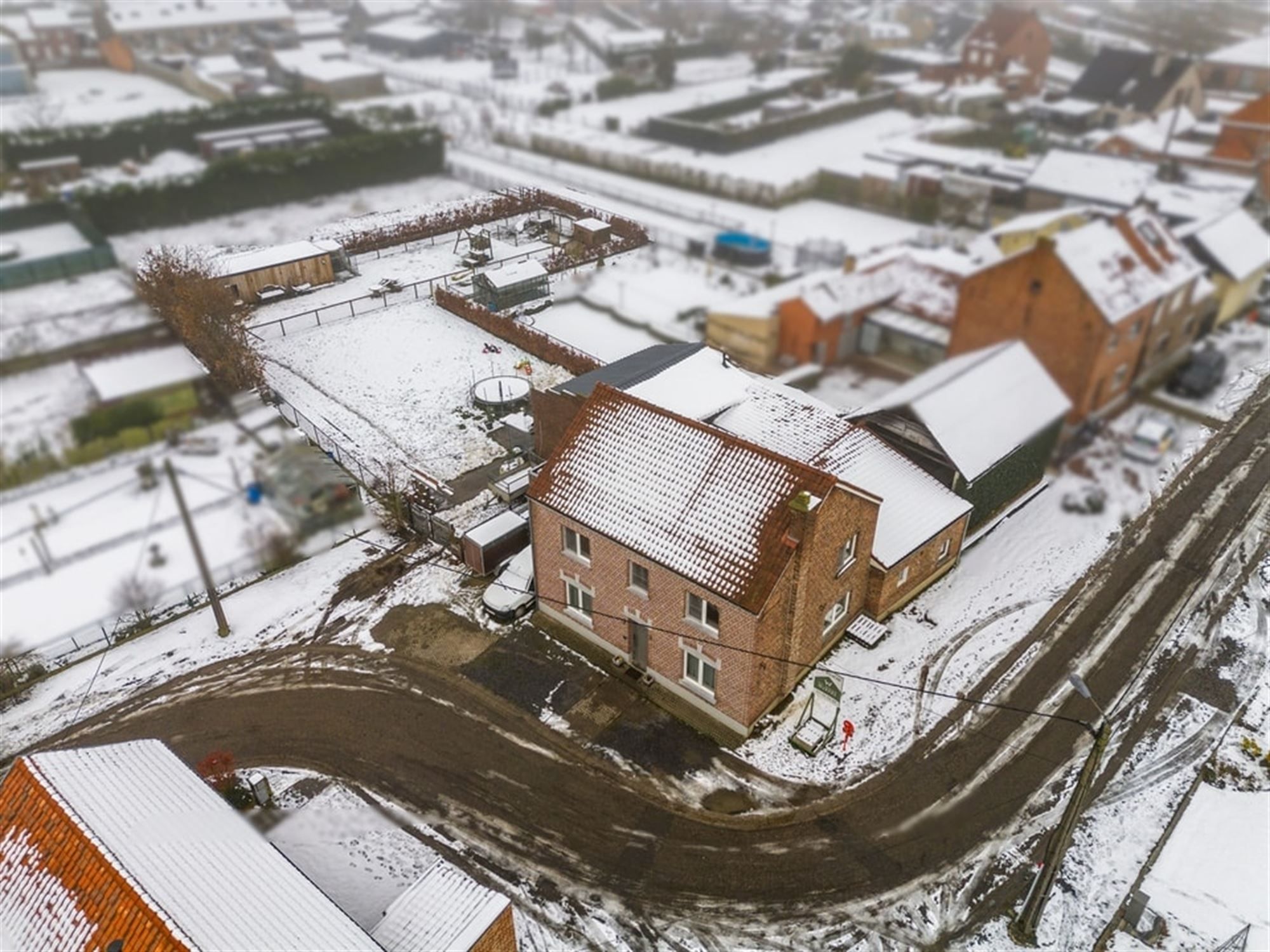 GEZELLIGE GEZINSWONING MET VEEL POTENTIEEL EN EEN RUIME GARAGE IN BORGLOON  foto 3