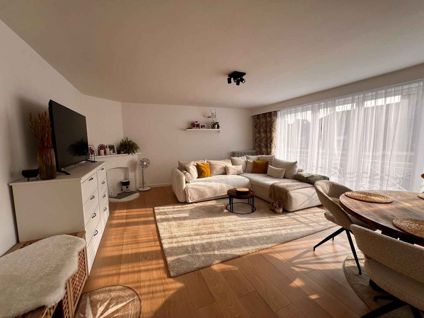 APPARTEMENT MET 2 SLAAPKAMERS, TERRAS EN STANDPLAATS IN CENTRUM IEPER foto 3