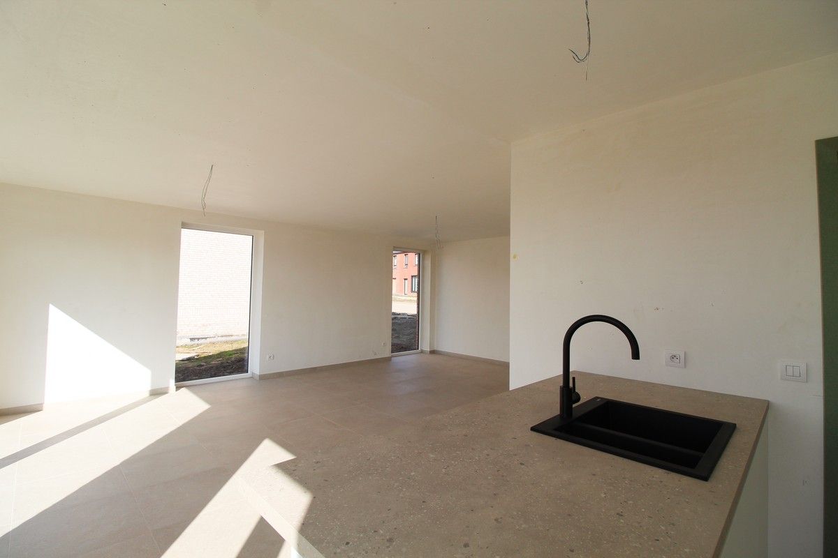 Halfopen nieuwbouwwoning met garage Roeselare foto 8