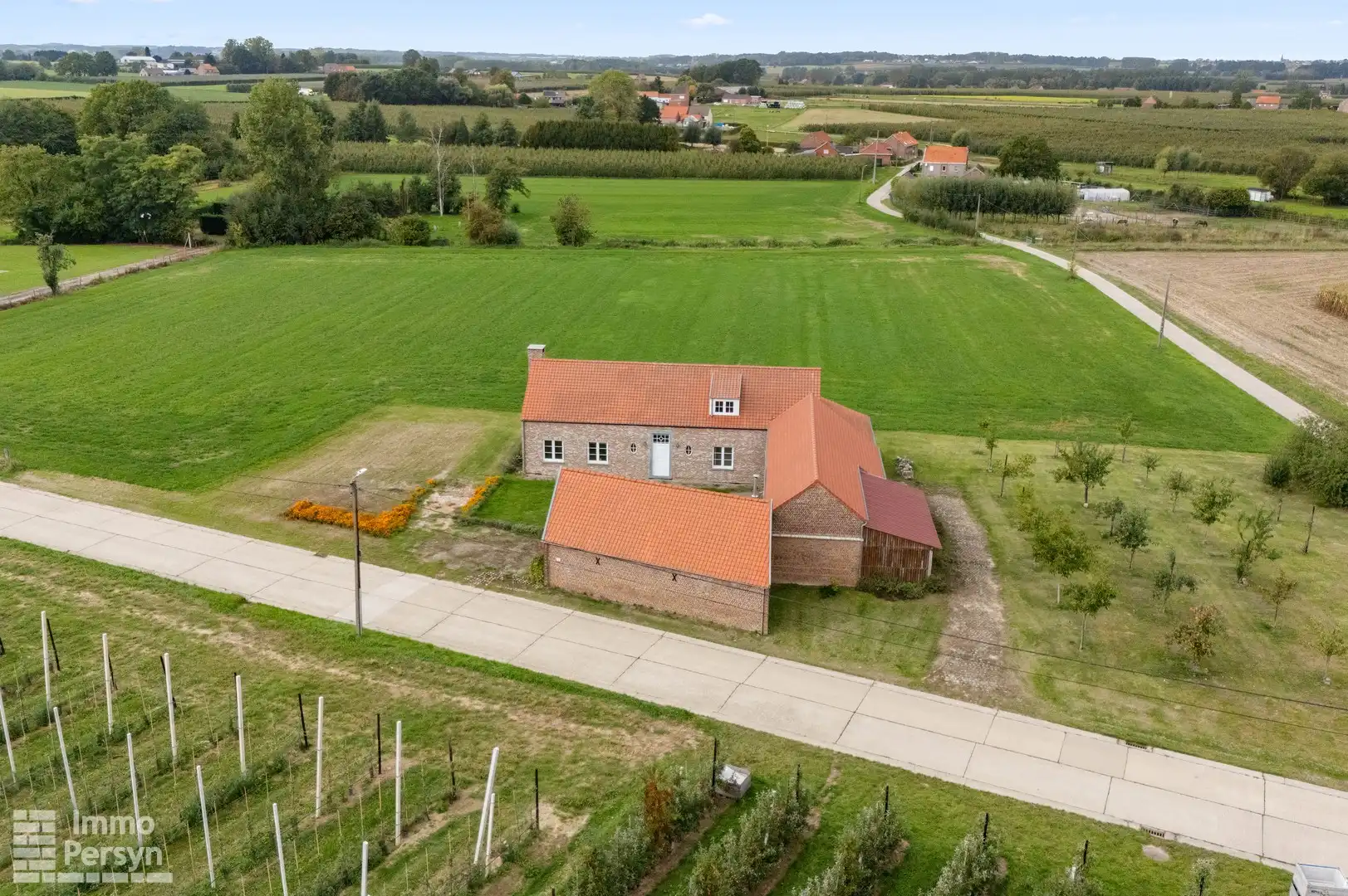 Unieke open bebouwing in hoevestijl op een uitgestrekt domein foto 2