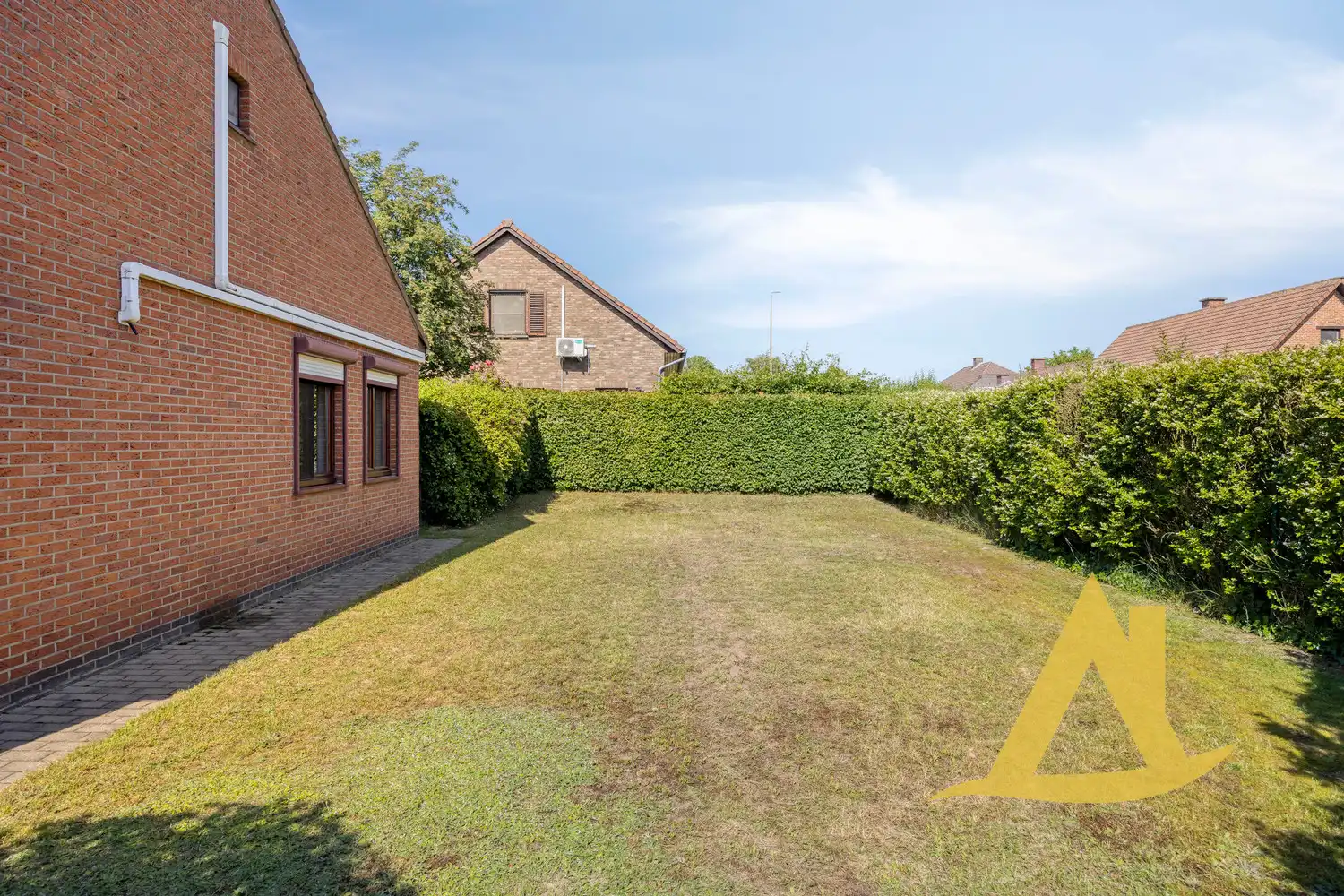 RUSTIG GELEGEN, INSTAPKLARE WONING MET TUIN RONDOM EN RUIME OPRIT foto 10