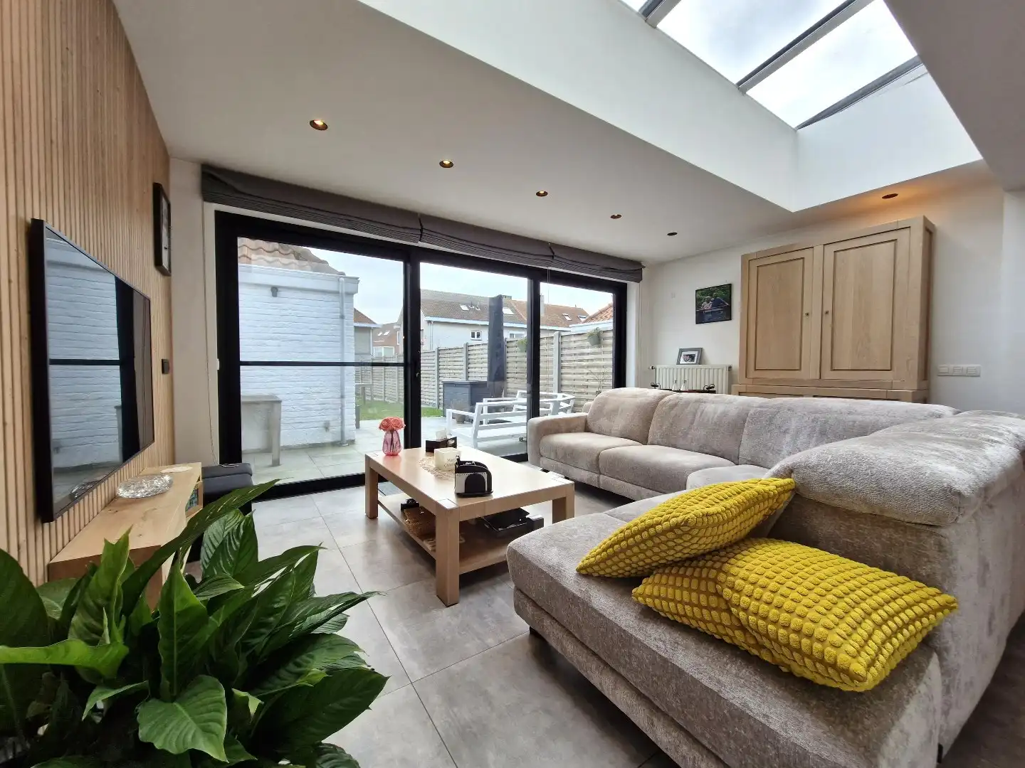 Knap gerenoveerde woning met uitzonderlijk lichtinval in het hartje van Heist foto {{pictureIndex}}