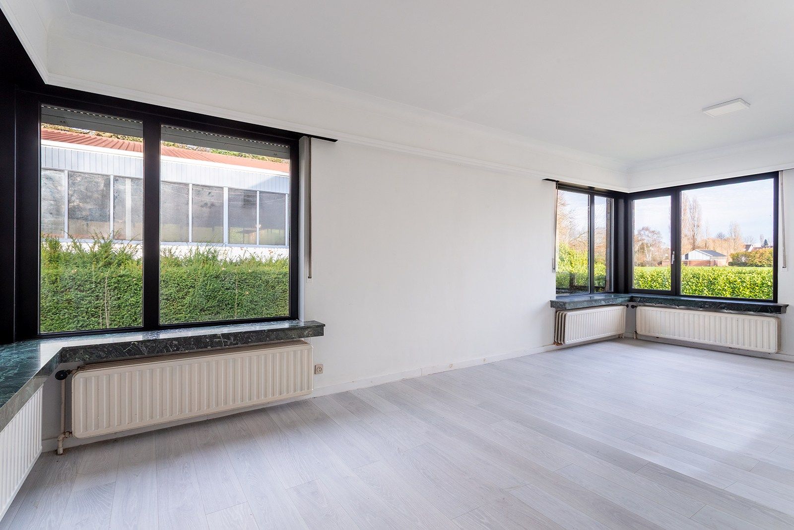 Villa met grote tuin, magazijn én weiland foto 34