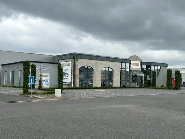 BEDRIJFSPAND MET SHOWROOM EN KANTOREN foto 4