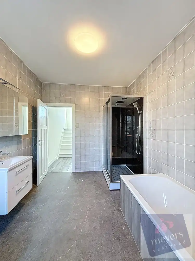 Stijlvolle halfopen bebouwing met tuin op centrale ligging in Hasselt foto 18