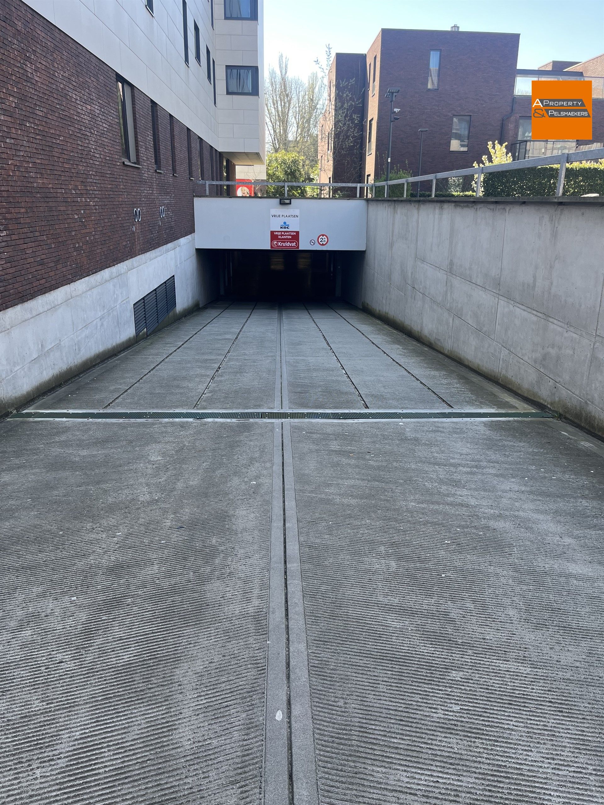 Parking - Binnenstaanplaats foto 3