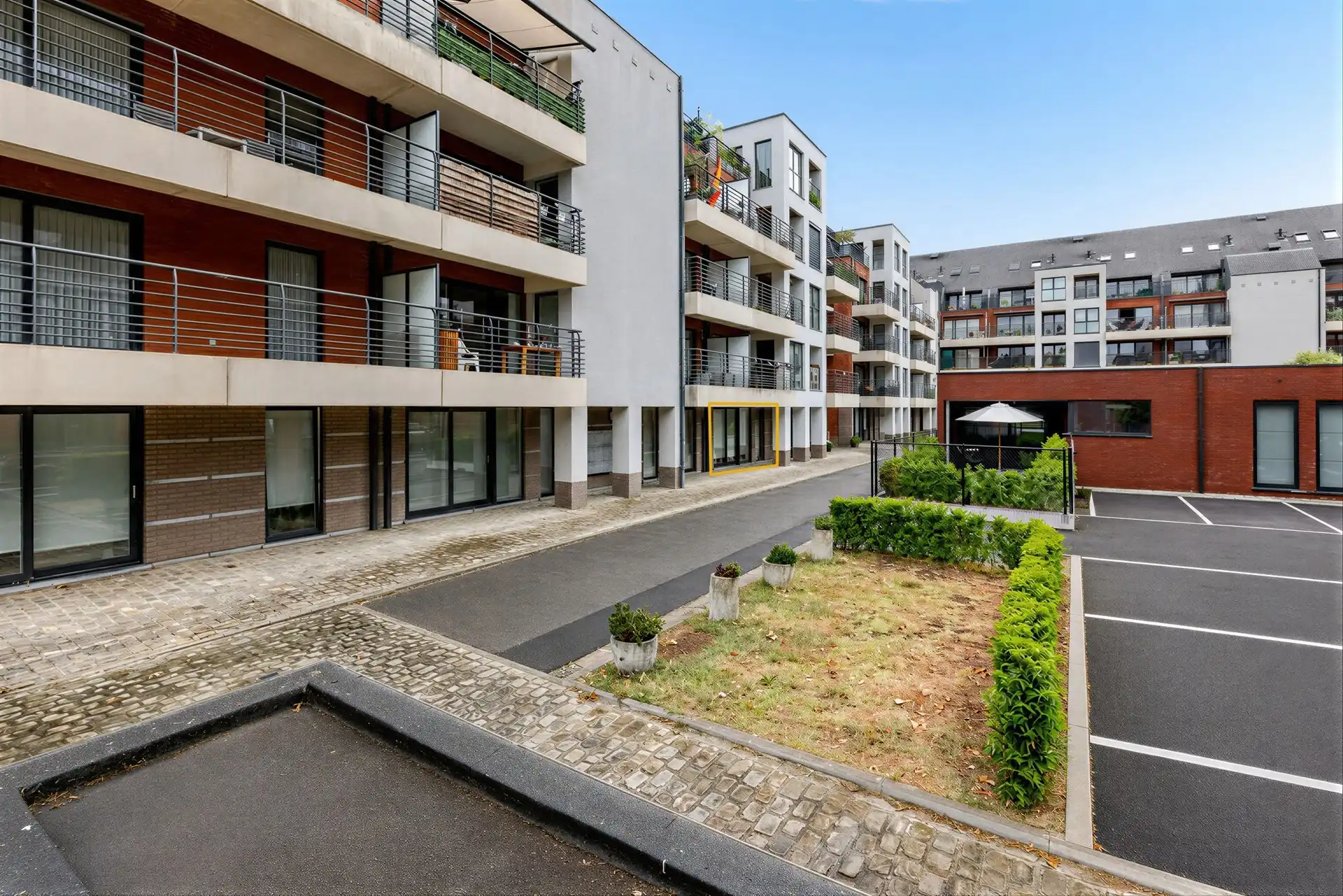 Instapklaar gelijkvloers appartement met 2 slaapkamers, ruim terras en ondergrondse staanplaats in hartje Aalst foto 24