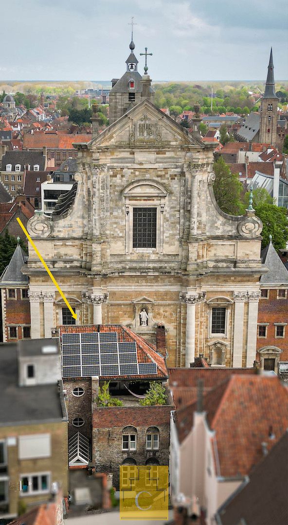 Herenwoning op idyllisch plein aan de Sint-Walburgakerk foto 2