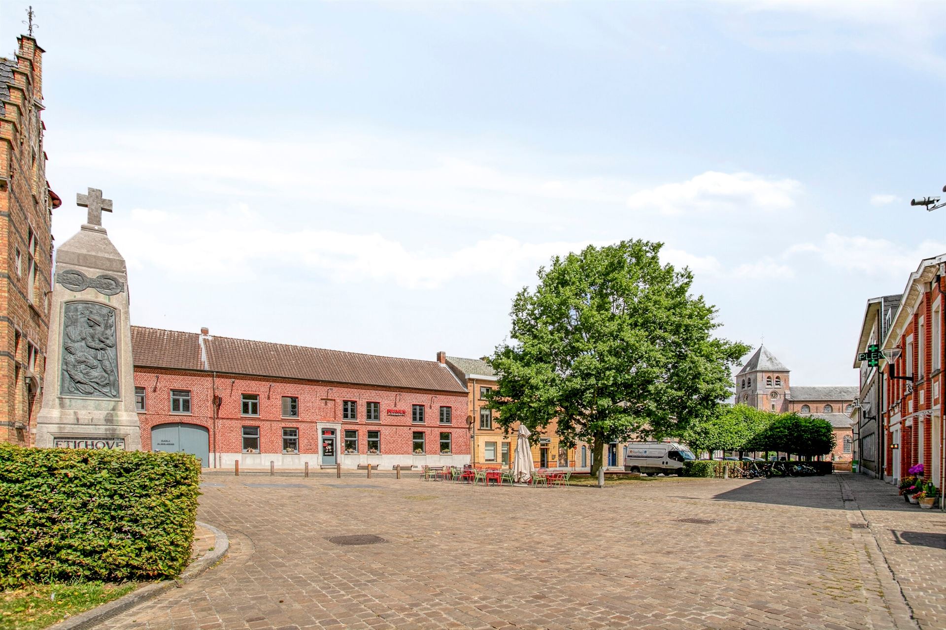 Goed gelegen woning aan het dorpsplein te huur! foto 16