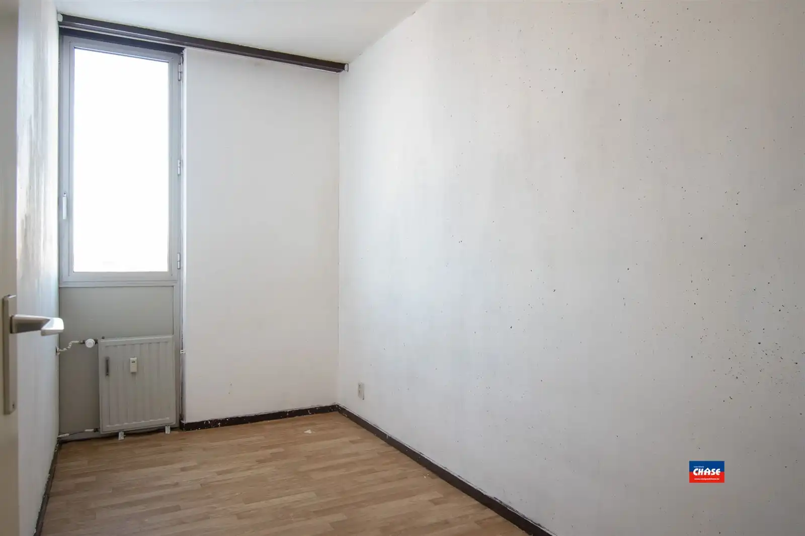 IN OPTIE !! Op te frissen appartement met 2 slaapkamers + zonnig terras foto 10