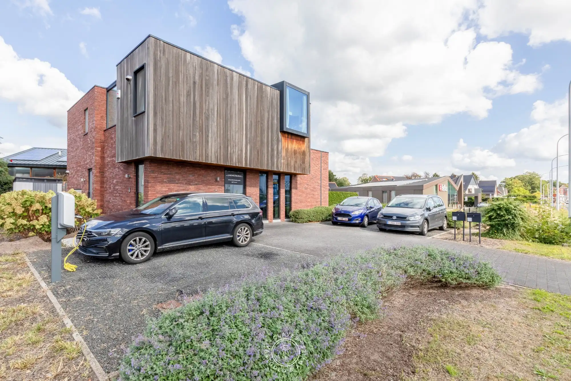 Modern kantoorgebouw met verhuurd appartement op uitstekende zichtlocatie in Belsele foto 2