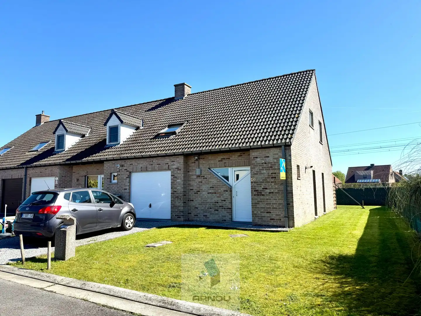 Verzorgde gezinswoning met 3 slaapkamers, gezellige tuin en inpandige garage foto {{pictureIndex}}