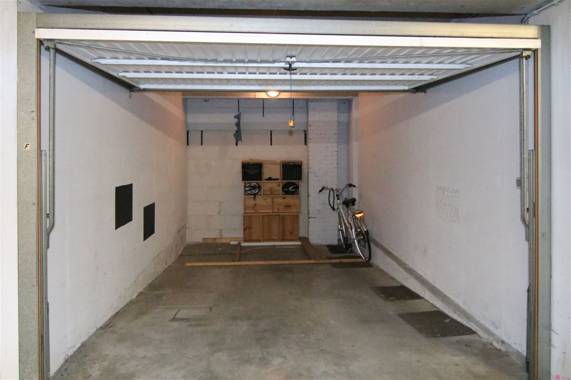 garage box centrum Kortrijk foto {{pictureIndex}}